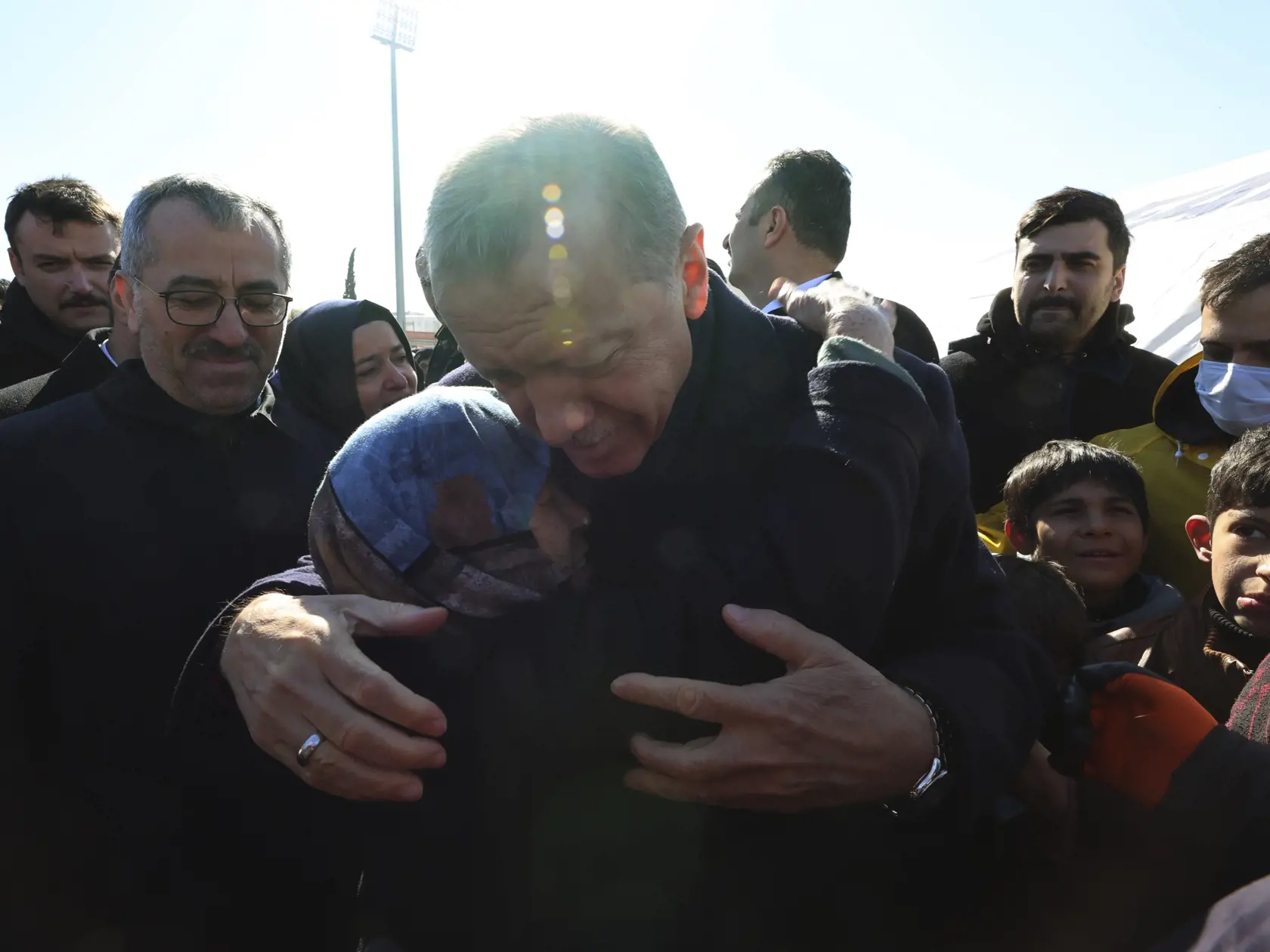KK34 Kahramanmaras - Turecký prezident Recep Tayyip Erdogan objíma preživšiu počas návštevy tureckého mesta Kahramanmaras 8. februára 2023.