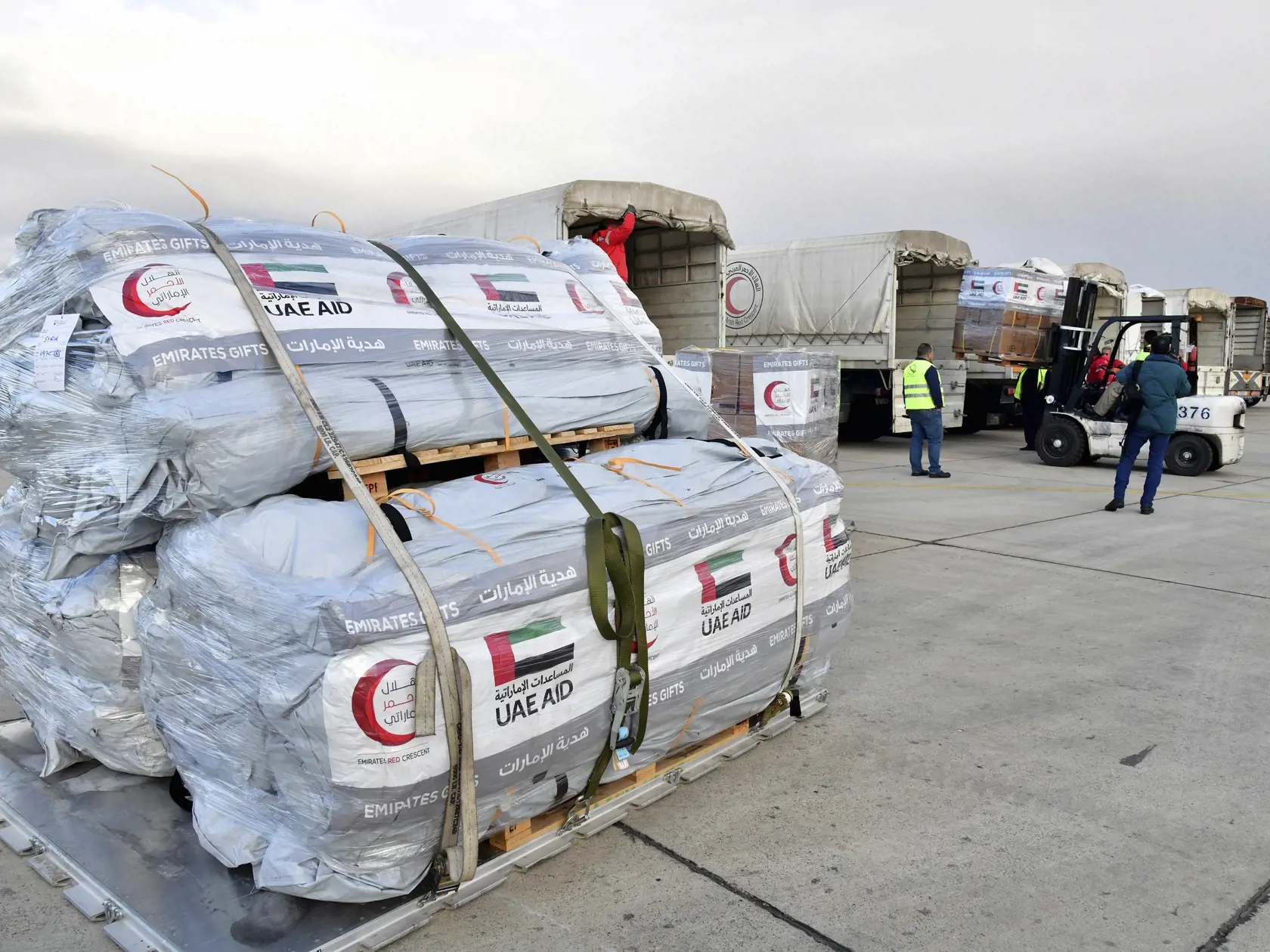 KK6 Damask - Na snímke, ktorú zverejnila sýrska oficiálna tlačová agentúra SANA, pracovníci  nakladajú na letisku humanitárnu pomoc pre Sýriu, ktorú poskytli Spojené arabské emiráty v sýrskom