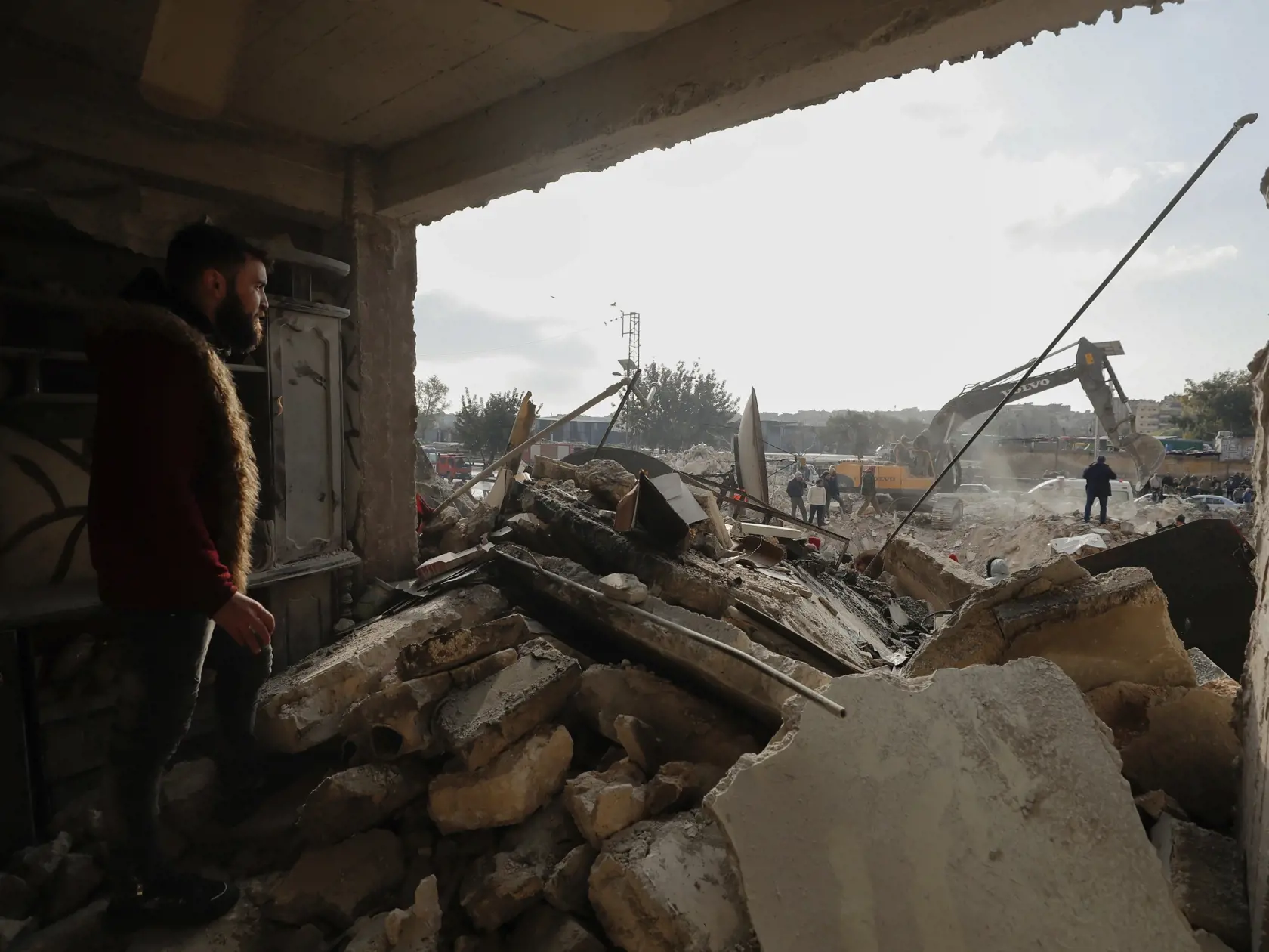 WA 48 Aleppo - Záchranári pátrajú po preživších po zemetrasení v sýrskom meste Aleppo v utorok 7. februára 2023.