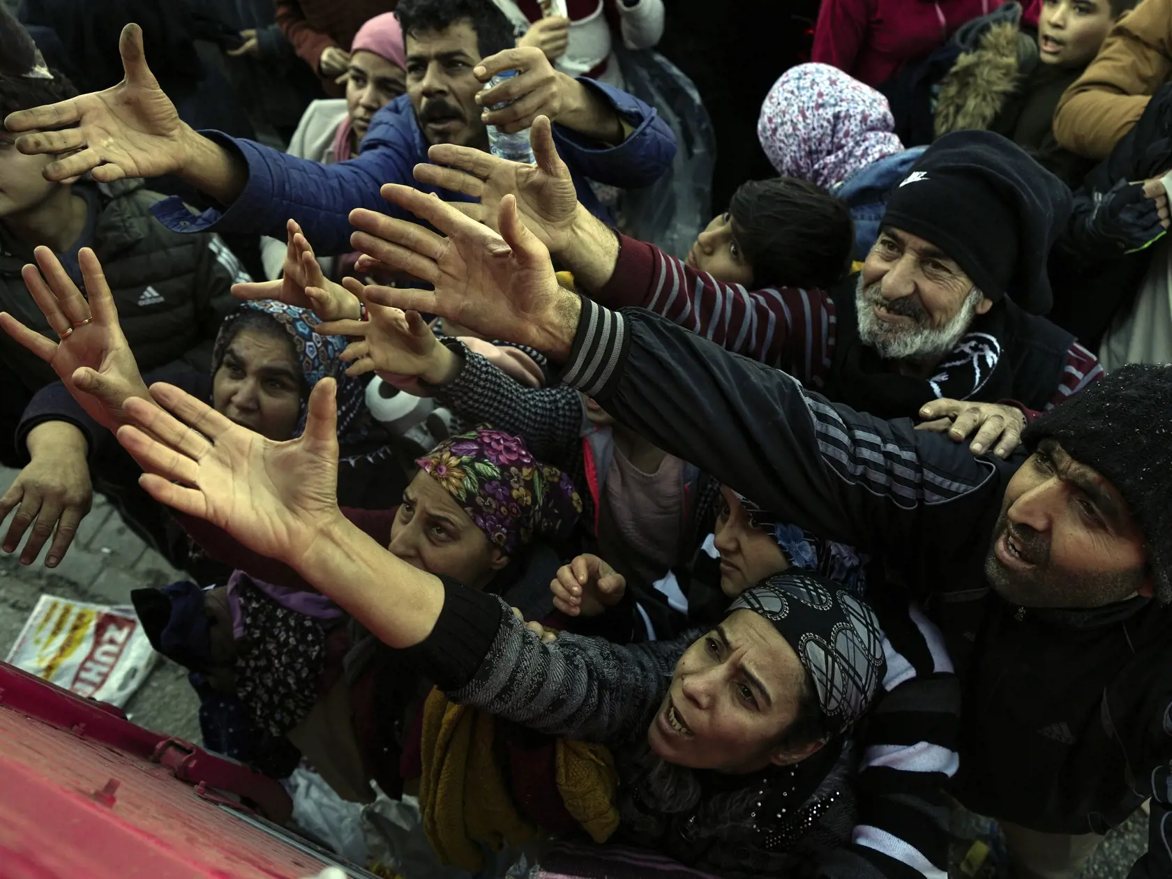 WA 40 Antakya - Dobrovoľníci rozdávajú humanitárnu pomoc ľudom po zemetrasení v meste Antakya na juhu Turecka v stredu 8. februára 2023.