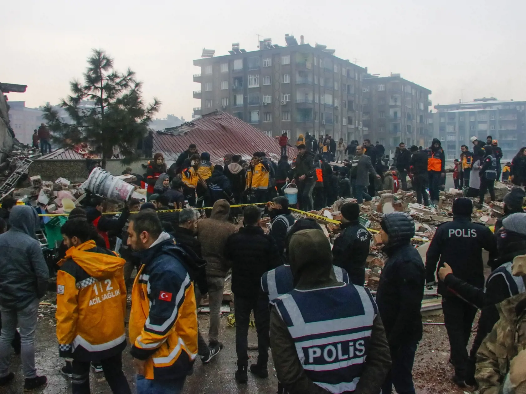 WA 13 Dijarbakir - Miestni ovytelia a záchranári  prehľadávajú trosky budov, ktoré sa zrútili v dôsledku silného zemetrasenia v meste Dijarbakir na juhu Turecka v pondelok 6. februára 2023.