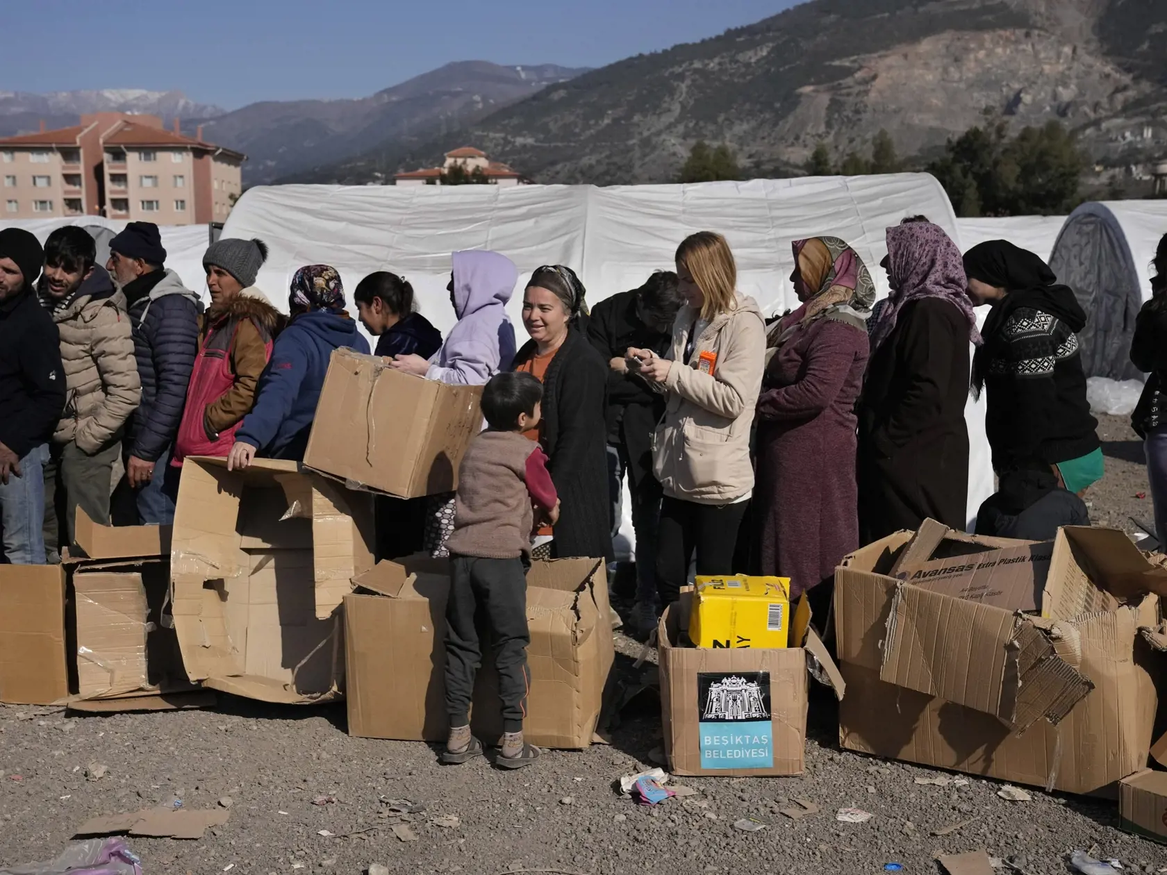 WA 35 Iskenderun - Ľudia, ktorí prišli o strechu nad hlavou pri minulotýždňovom ničivom zemetrasení v Turecku a Sýrii, čakajú v rade na humanitárnu pomoc v stanovom tábore v juhotureckom meste Iskenderun v utorok 14. februára 2023.