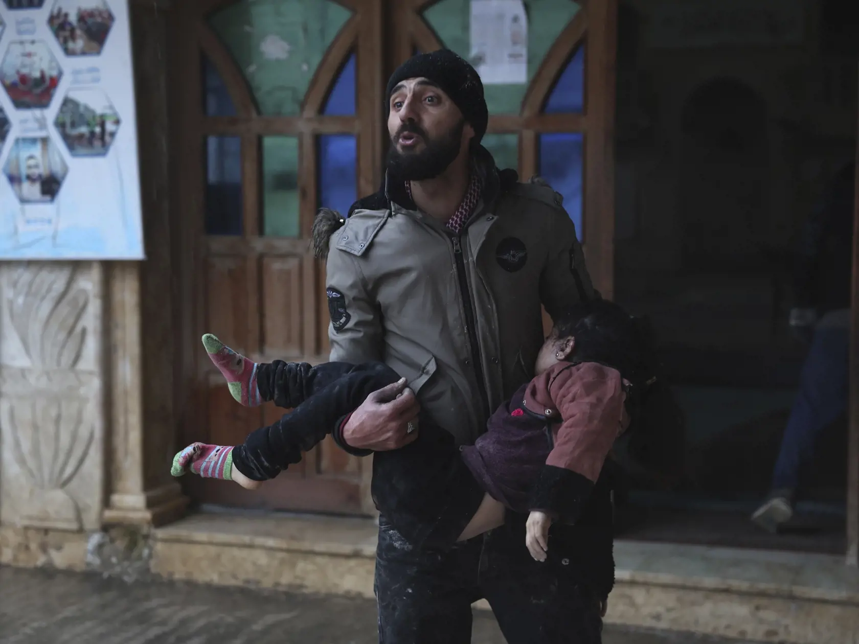 WA 11 Azmarin - Muž vynáša telo mŕtveho dievčaťa v meste Azmarin v provincii Idlib na severe Sýrie v pondelok 6. februára 2023.