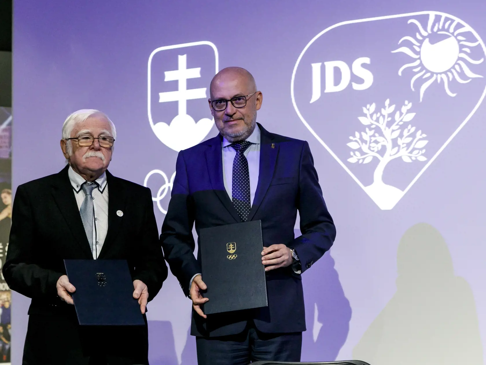 Na snímke sprava prezident Slovenského olympijského a športového výboru (SOŠV) Anton Siekel a predseda Jednoty dôchodcov na Slovensku (JDS) Michal Kotian počas podpisu memoranda o vzájomnej spolupráci medzi SOŠV a JDS v Bratislave 14. septembra 2023. FOTO TASR - Dano Veselský