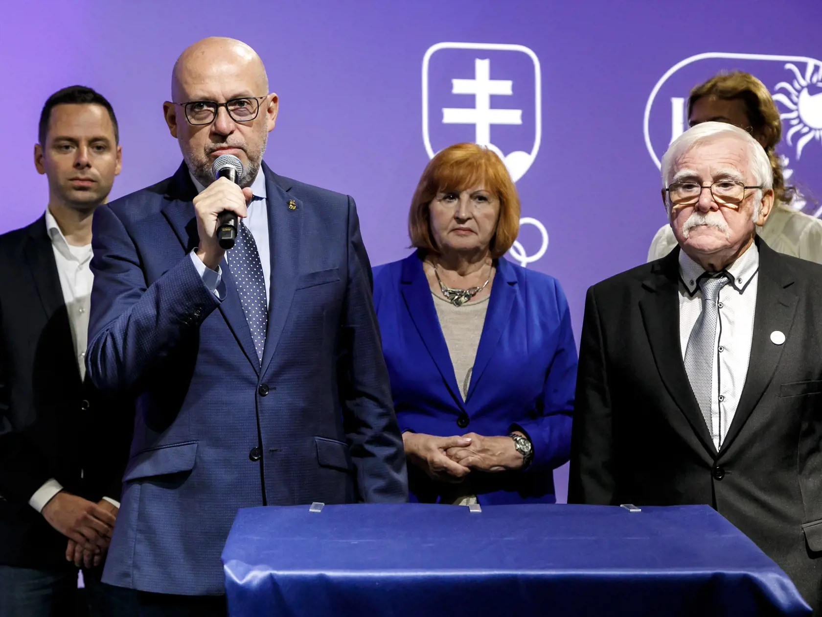 Na snímke zľava výkonný riaditeľ Slovenského olympijského a športového výboru (SOŠV) Gábor Asványi, prezident Slovenského olympijského a športového výboru (SOŠV) Anton Siekel krajská predsedníčka Jednoty dôchodcov na Slovensku (JDS) za Nitiransky kraj Anna Oťapková a predseda Jednoty dôchodcov na Slovensku (JDS) Michal Kotian počas tlačovej konferencie SOŠV a JDS v Bratislave 14. septembra 2023. FOTO TASR - Dano Veselský