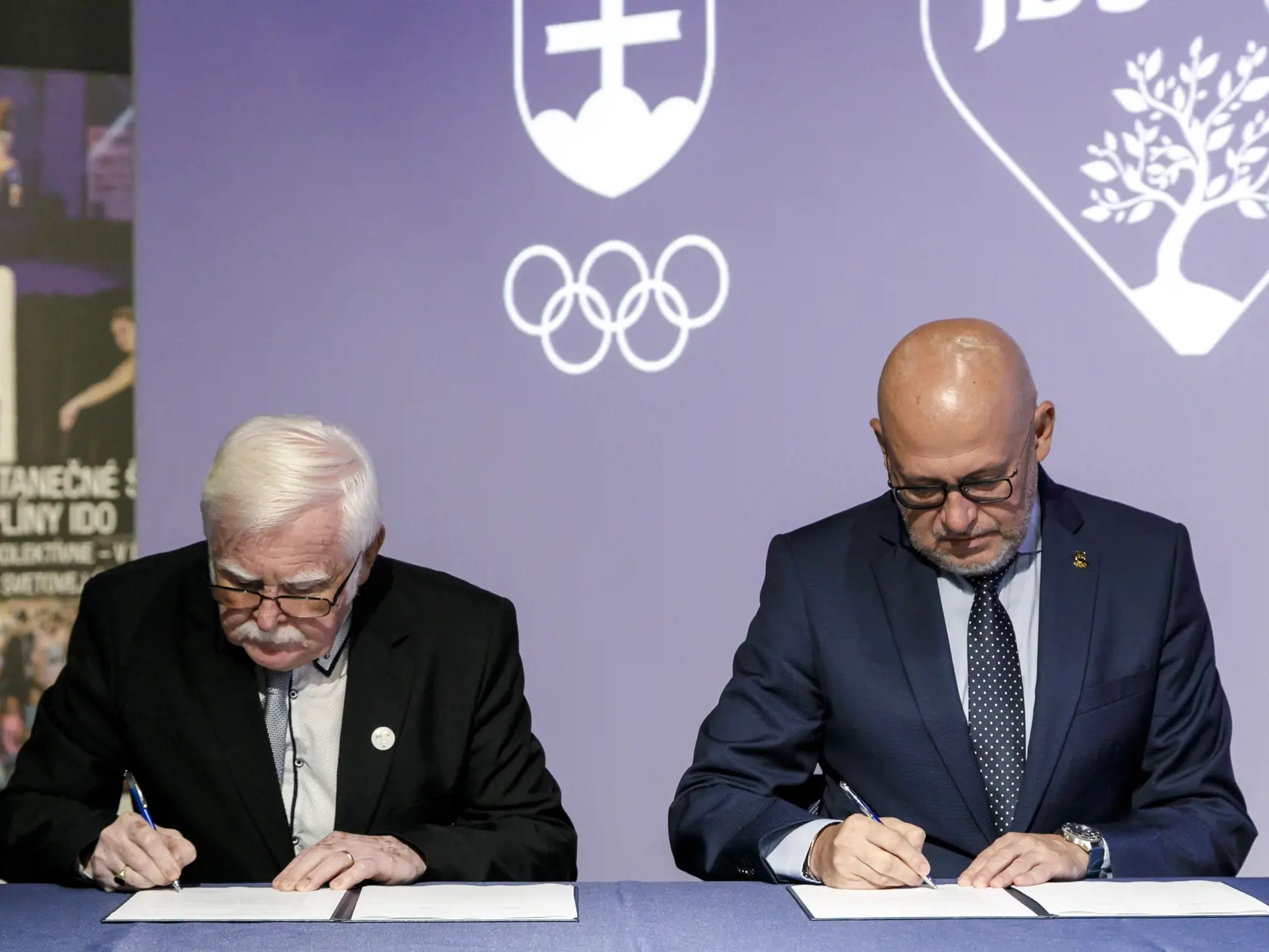 Na snímke sprava prezident Slovenského olympijského a športového výboru (SOŠV) Anton Siekel a predseda Jednoty dôchodcov na Slovensku (JDS) Michal Kotian počas podpisu memoranda o vzájomnej spolupráci medzi SOŠV a JDS v Bratislave 14. septembra 2023. FOTO TASR - Dano Veselský