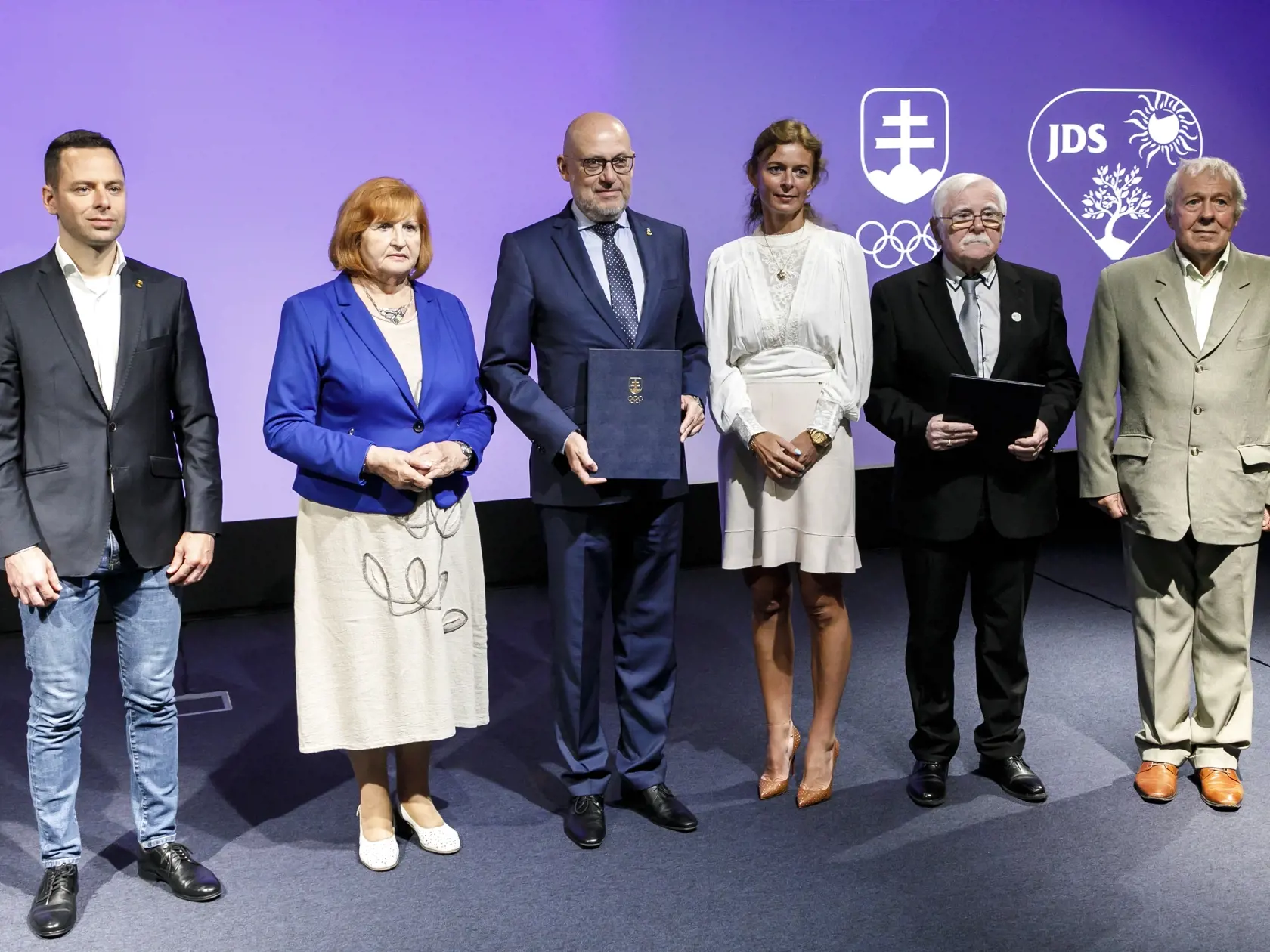 Na snímke zľava výkonný riaditeľ Slovenského olympijského a športového výboru (SOŠV) Gábor Asványi, krajská predsedníčka Jednoty dôchodcov na Slovensku (JDS) za Nitiransky kraj Anna Oťapková, prezident Slovenského olympijského a športového výboru (SOŠV) Anton Siekel, odborníčka JDS pre zdravotníctvo Daniela Kňaze Doležalová, predseda Jednoty dôchodcov na Slovensku (JDS) Michal Kotian a krajský predseda Jednoty dôchodcov na Slovensku (JDS) za Banskobystrický kraj Ján Hlaváč počas tlačovej konfere