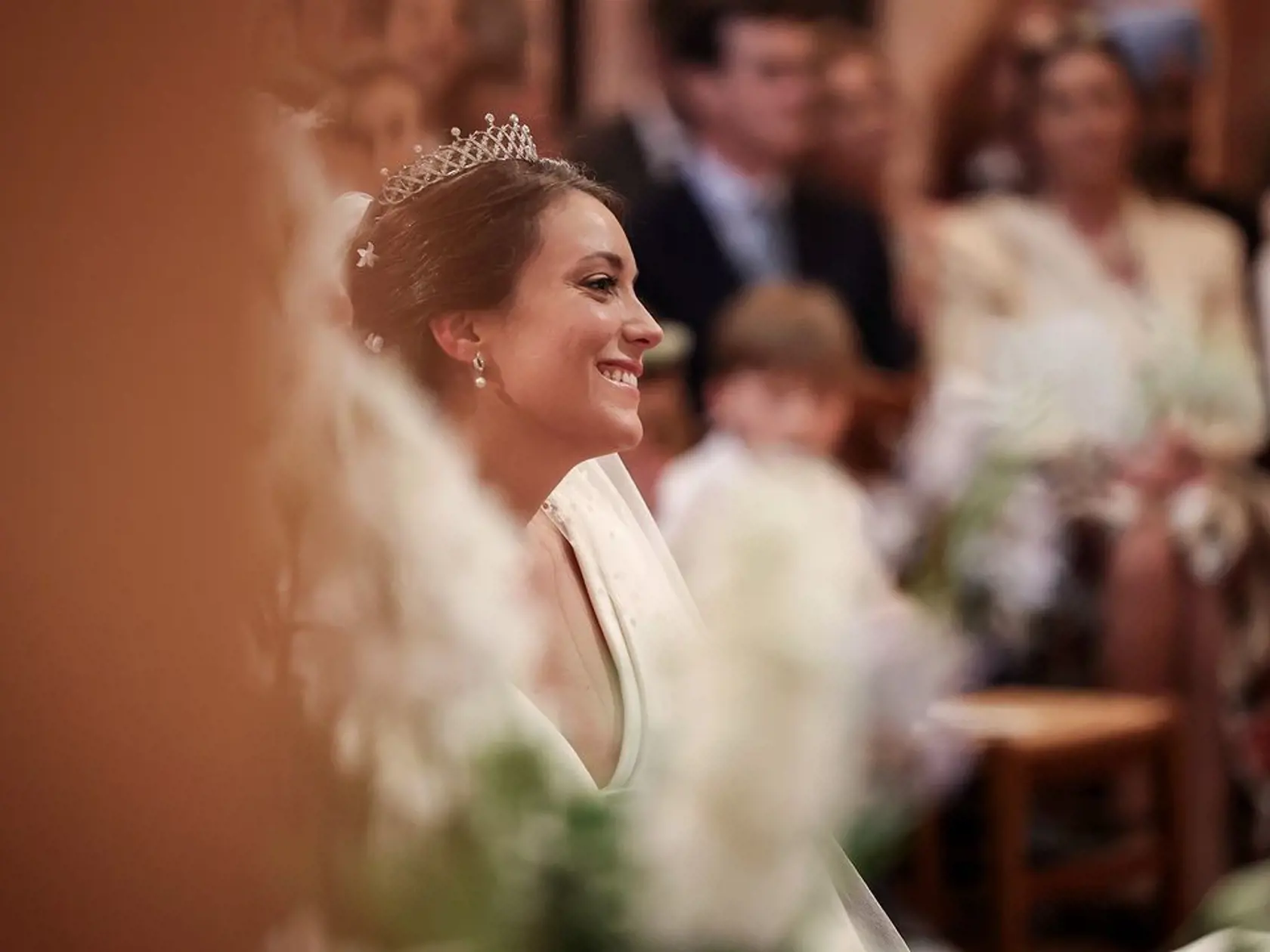Obrad sa konal v kostole Saint Trophyme v Bormes-les-Mimosas - elegantnej juhofrancúzskej enkláve, kde sa v roku 2021 zosobášili brat Kate Middleton, James Middleton a Alizee Thevenetová.