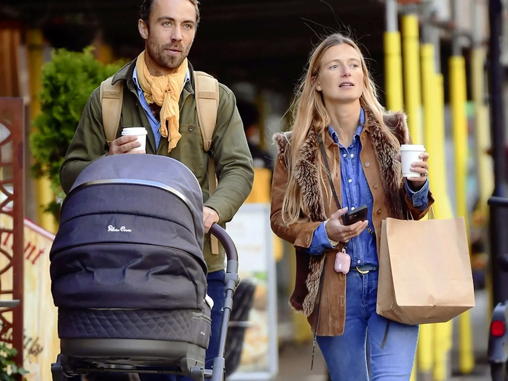 Už kočíkuje aj brat vojvodkyne Kate, brat James Middleton a jeho manželka Alizée Thevenet.