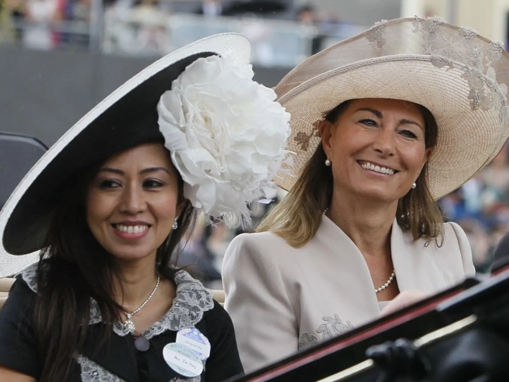 Carole Middleton na dostihoch žiarila.