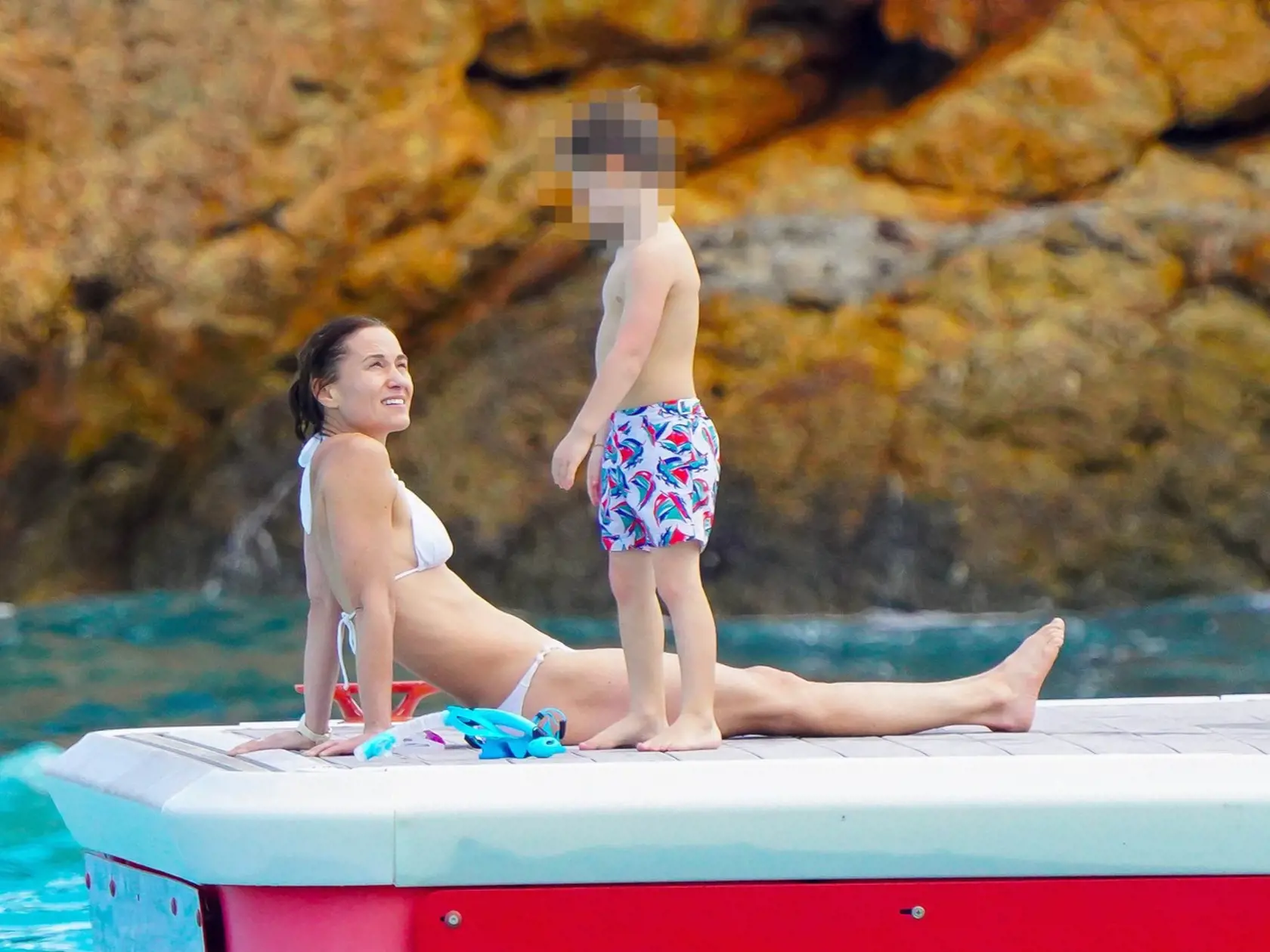Pippa Middleton predviedla v Karibiku sexi telo v bielych bikinách.