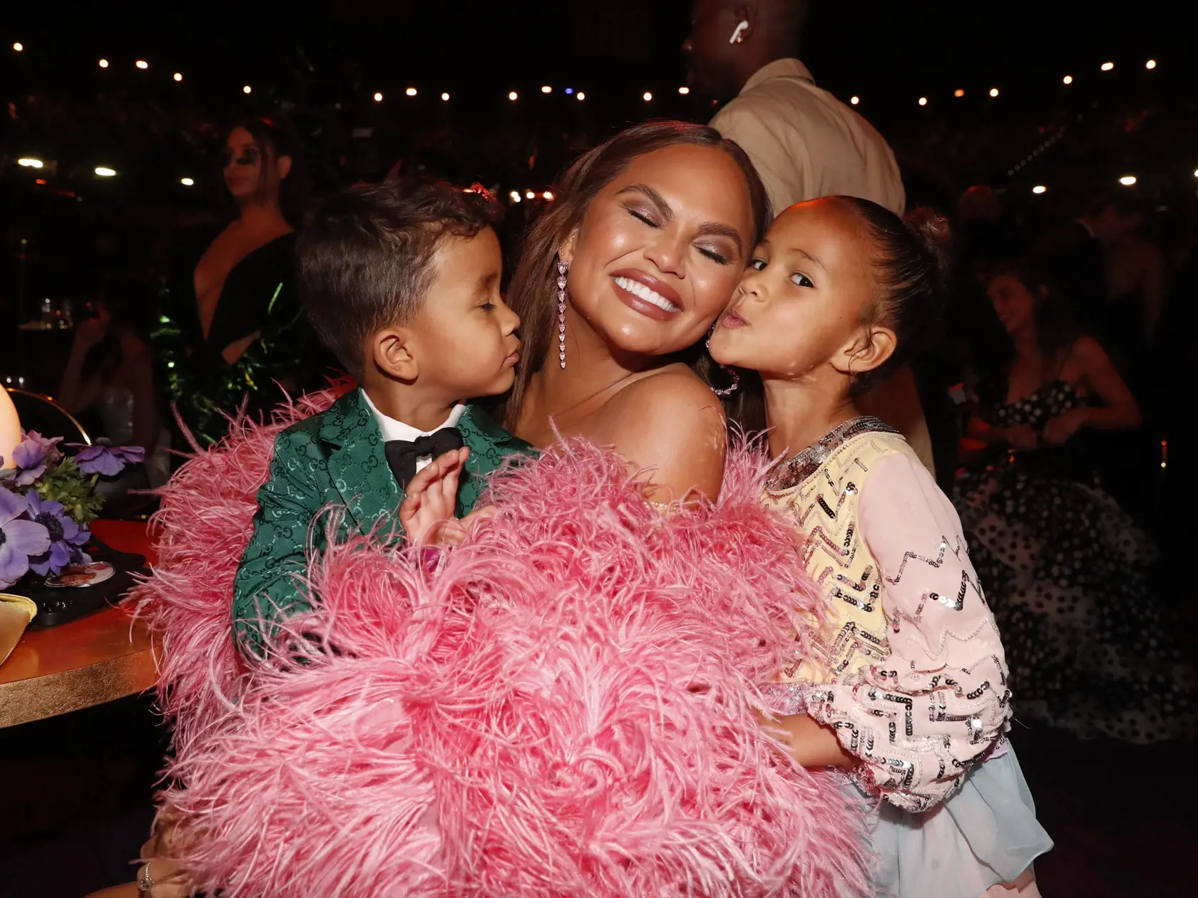 Modelka Chrissy Teigen, manželka speváka Johna Legenda, na 64. odovzdávaní cien Grammy v Las Vegas.