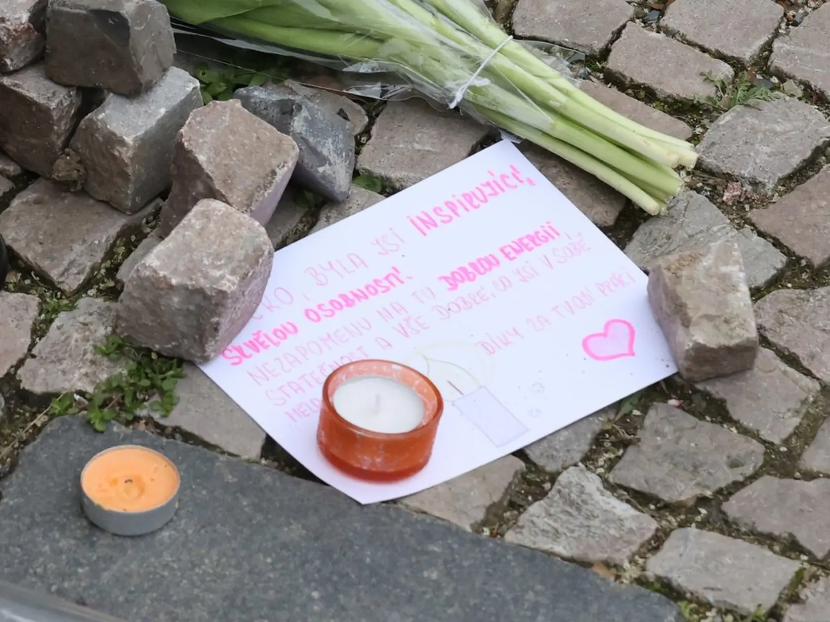Ľudia vytvorili pred domom Slováčkovcov pietne miesto.