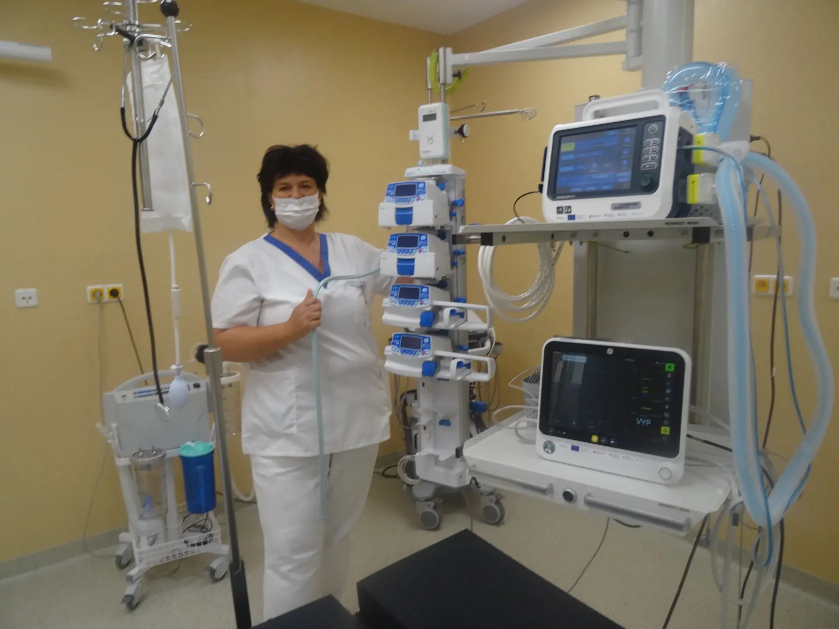 Judita Mlynáriková, vedúca sestra so špecializáciou. Ukazuje vybavenie resuscitačnej miestnosti pre starostlivosť o pacientov v závažnom a život ohrozujúcom stave, tzv. crash room.