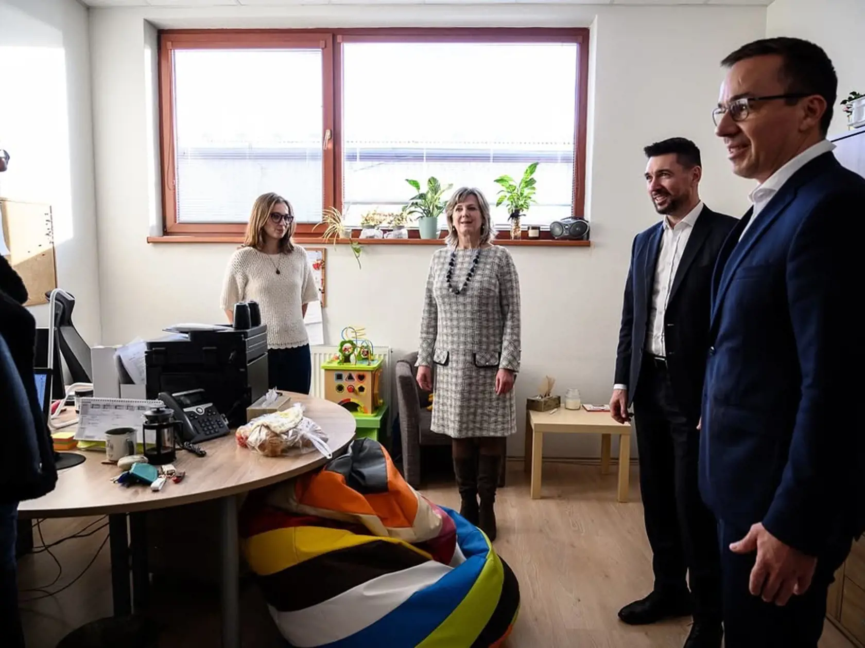Šéf agrorezortu Richard Takáč (Smer) a minister práce Erik Tomáš (Hlas) spoločne potešili aj detičky v Pezinku. Okrem sladkostí dostali aj zdravé jabĺčka zo slovenských sadov.