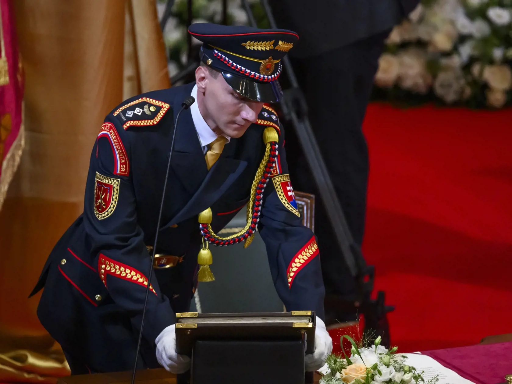 Na snímke člen čestnej stráže prezidenta SR nesie Ústavu SR počas slávnostnej schôdze Národnej rady SR pri príležitosti zloženia sľubu prezidenta SR Petra Pellegriniho v priestoroch budovy Slovenskej filharmónie 15. júna 2024 v Bratislave. Vľavo predseda Ústavného súdu SR Ivan Fiačan. FOTO TASR - Jaroslav Novák