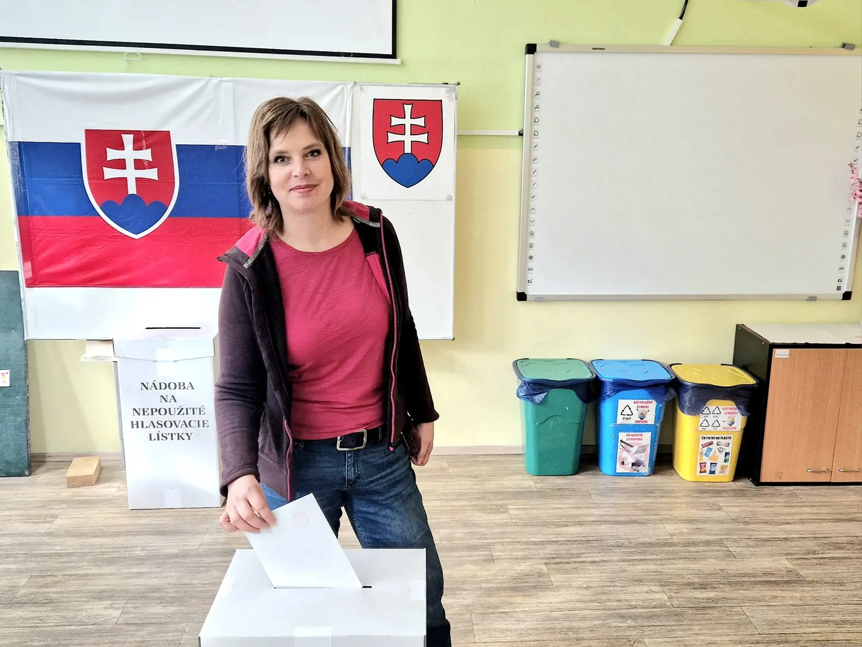 "Priatelia, ja mám už odvolené. V prvom kole som volila nášho konzervatívneho kandidáta Patrika Dubovského, pretože má za sebou pekný životný príbeh a víziu úspešného a slobodného Slovenska. Sú tam však aj ďalší kandidáti, ktorí budú funkciu prezidenta vykonávať zodpovedne, bez toho aby boli Ficovou podržtaškou," píše Remišová.
