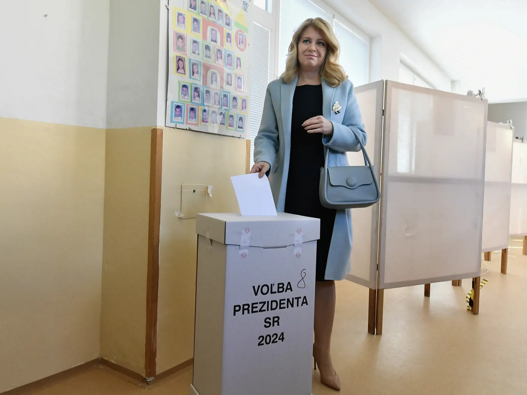 Prezidentka SR Zuzana Čaputová vhadzuje obálku s hlasovacím lístkom do volebnej schránky