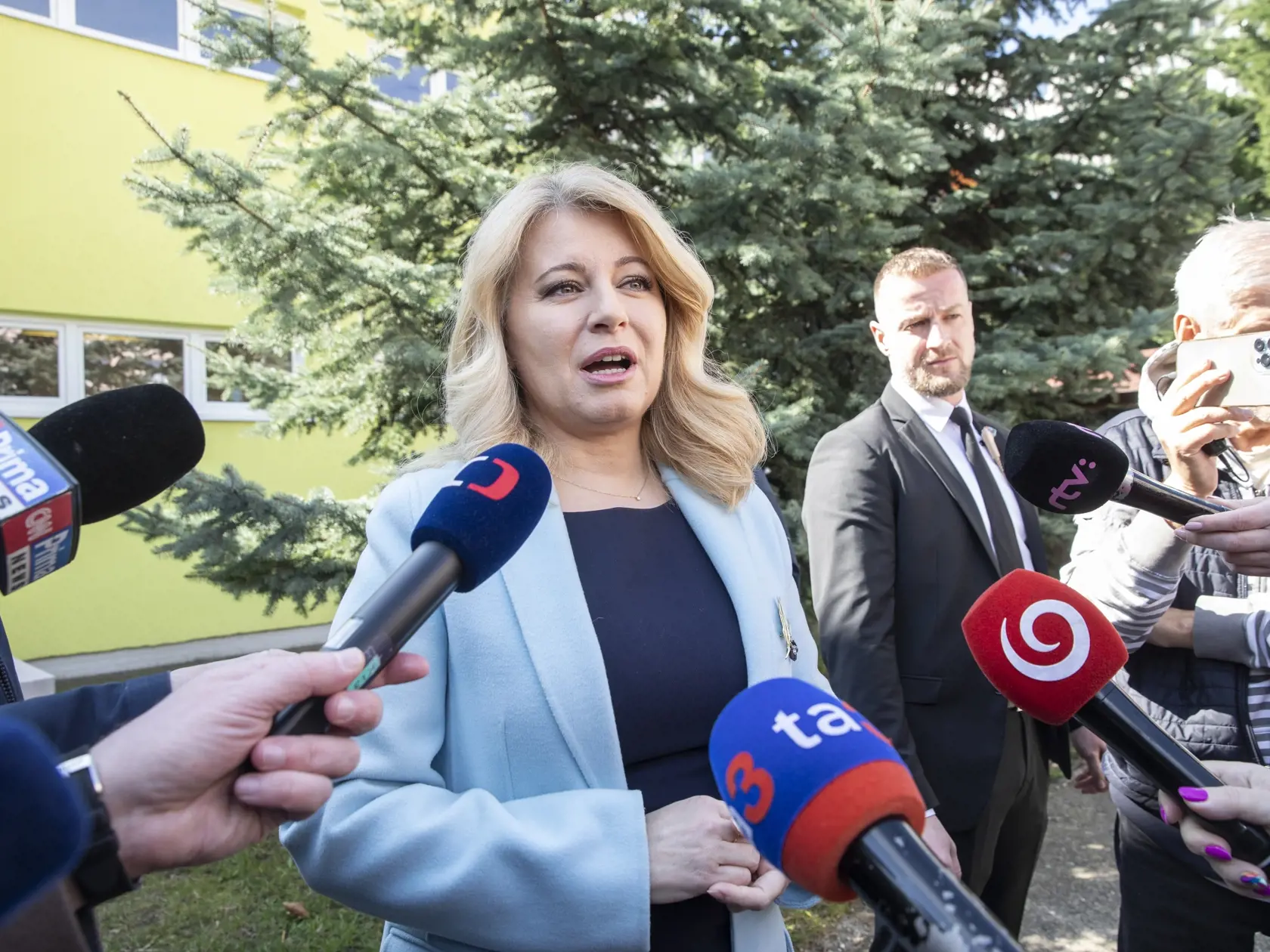 Na snímke je prezidentka Zuzana Čaputová vo volebnej miestnosti v Pezinku, kde hlasovala v 1. kole prezidentských volieb.