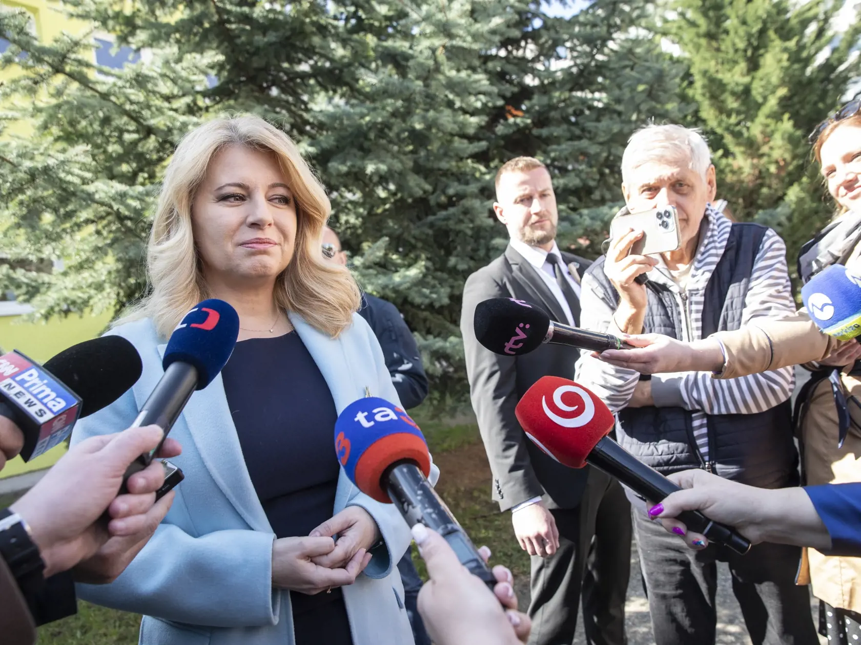 Na snímke je prezidentka Zuzana Čaputová vo volebnej miestnosti v Pezinku, kde hlasovala v 1. kole prezidentských volieb.