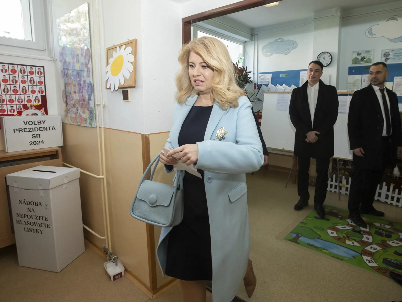 Na snímke je prezidentka Zuzana Čaputová vo volebnej miestnosti v Pezinku, kde hlasovala v 1. kole prezidentských volieb.