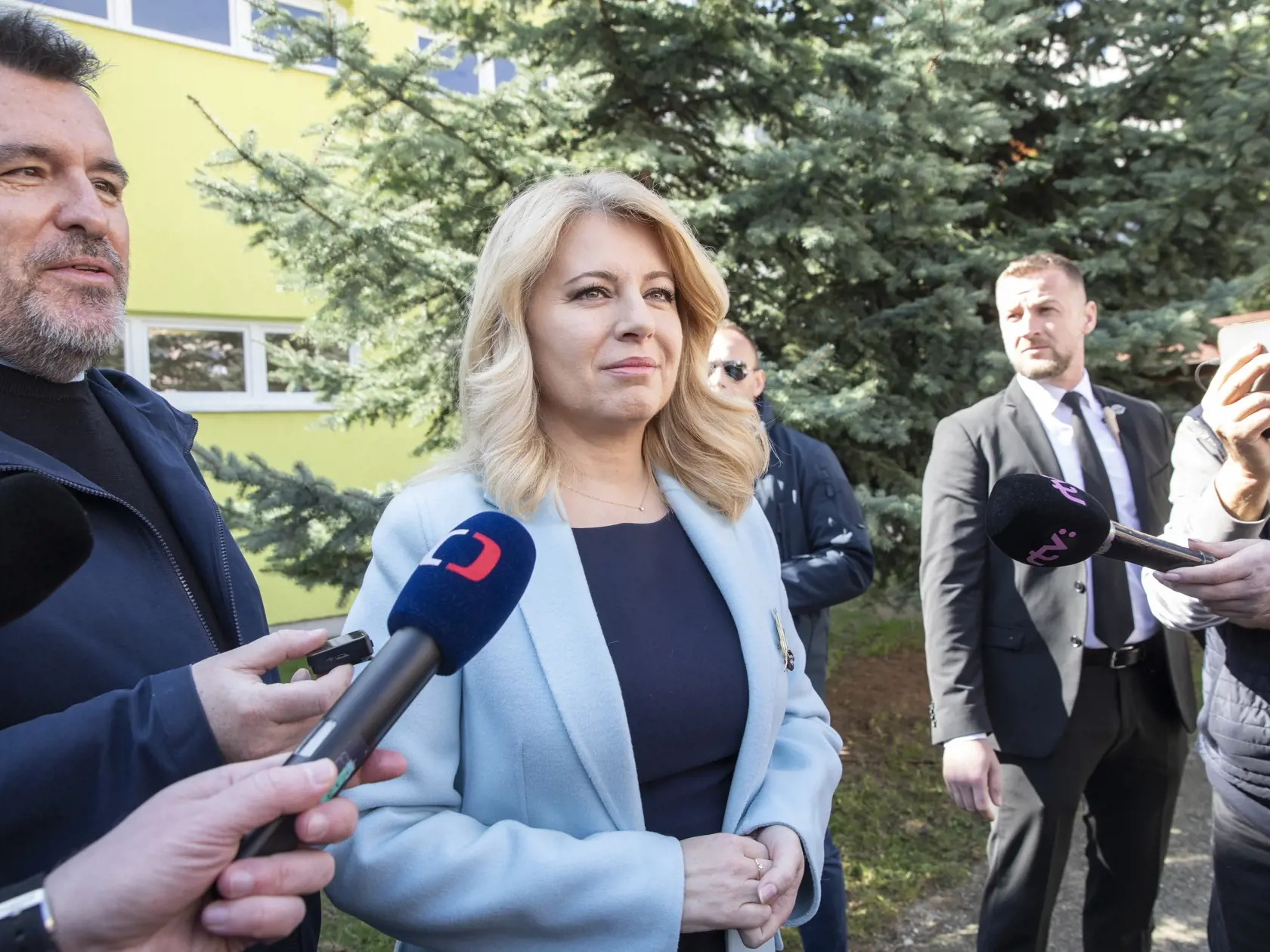 Na snímke je prezidentka Zuzana Čaputová vo volebnej miestnosti v Pezinku, kde hlasovala v 1. kole prezidentských volieb.