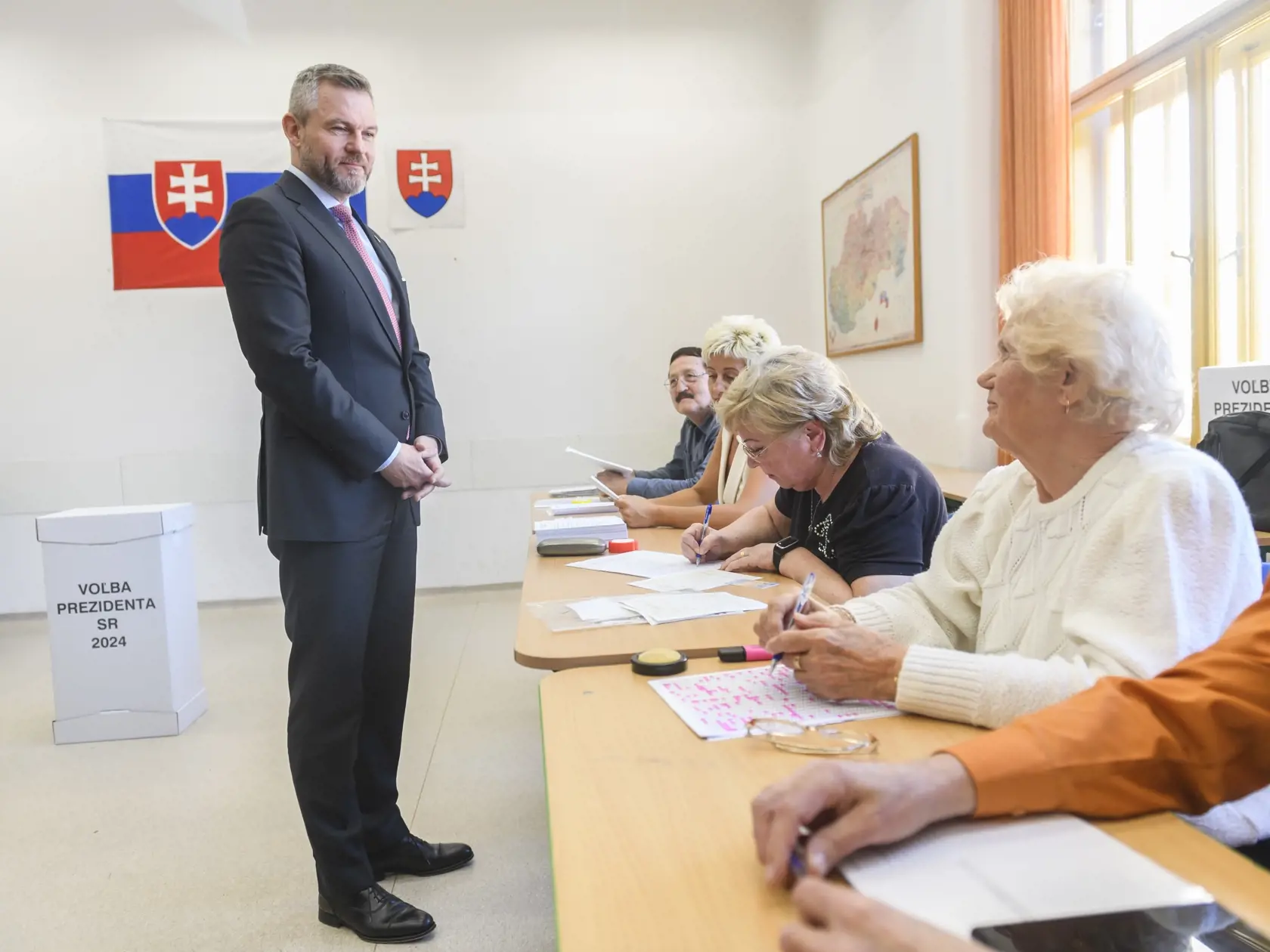 Na Slovensku sa v sobotu začali voľby prezidenta Slovenskej republiky. Voľby prezidenta sú dvojkolové a občania si v prvom kole môžu vybrať z deviatich kandidátov. Na snímke predseda NR SR a kandidát na prezidenta SR Peter Pellegrini vo volebnej miestnosti pred členmi okrskovej volebnej komisie v prvom kole prezidentských volieb v Bratislave 23. marca 2024. FOTO TASR - Jaroslav Novák
