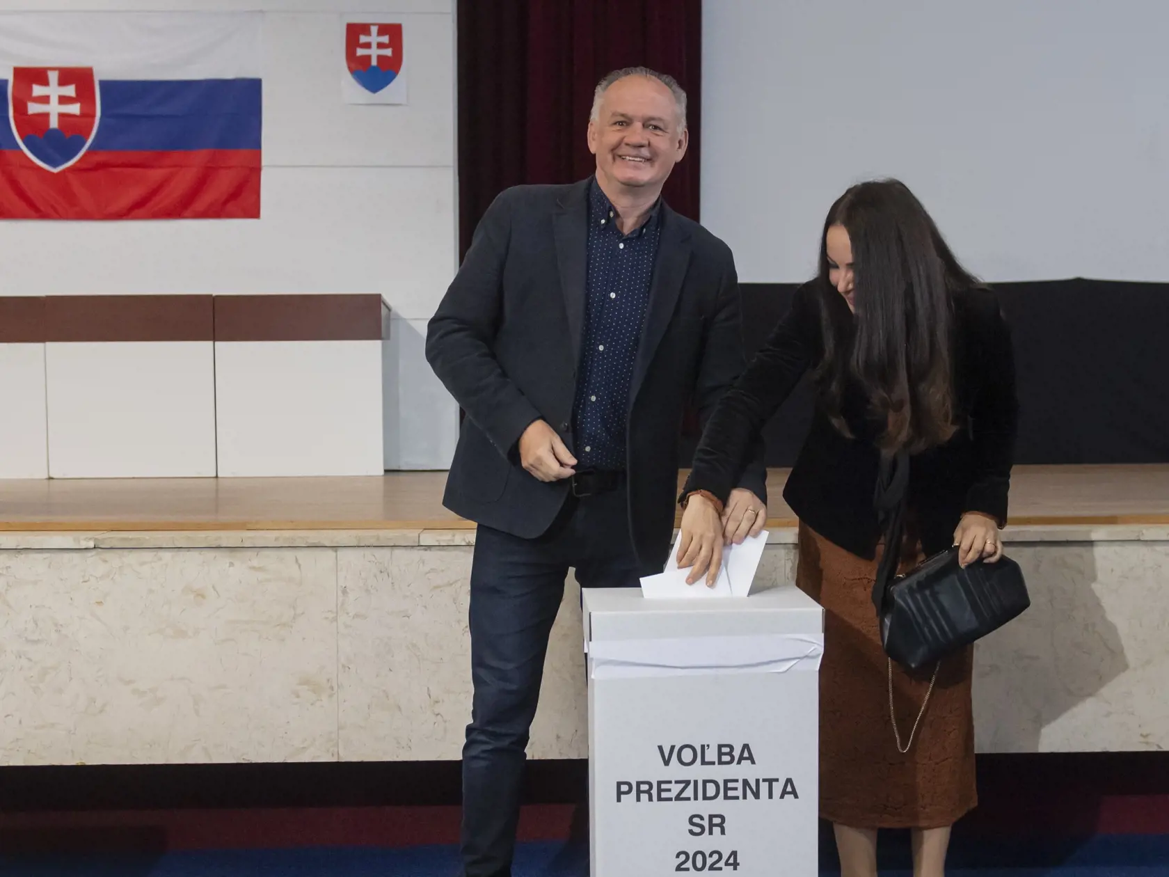Na Slovensku sa v sobotu začali voľby prezidenta Slovenskej republiky. Voľby prezidenta sú dvojkolové a občania si v prvom kole môžu vybrať z deviatich kandidátov. Na snímke exprezident  SR Andrej Kiska s manželkou Martinou vhadzuje obálku s hlasovacím lístkom do volebnej schránky v 1. kole prezidentských volieb v sobotu 23. marca 2024 v Poprade. FOTO TASR - Michal Svítok