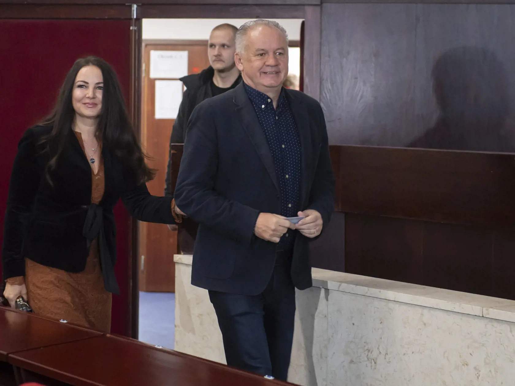 Na Slovensku sa v sobotu začali voľby prezidenta Slovenskej republiky. Voľby prezidenta sú dvojkolové a občania si v prvom kole môžu vybrať z deviatich kandidátov. Na snímke exprezident SR Andrej Kiska s manželkou Martinou prichádzajú voliť v 1. kole prezidentských volieb v sobotu 23. marca 2024 v Poprade. FOTO TASR - Michal Svítok

