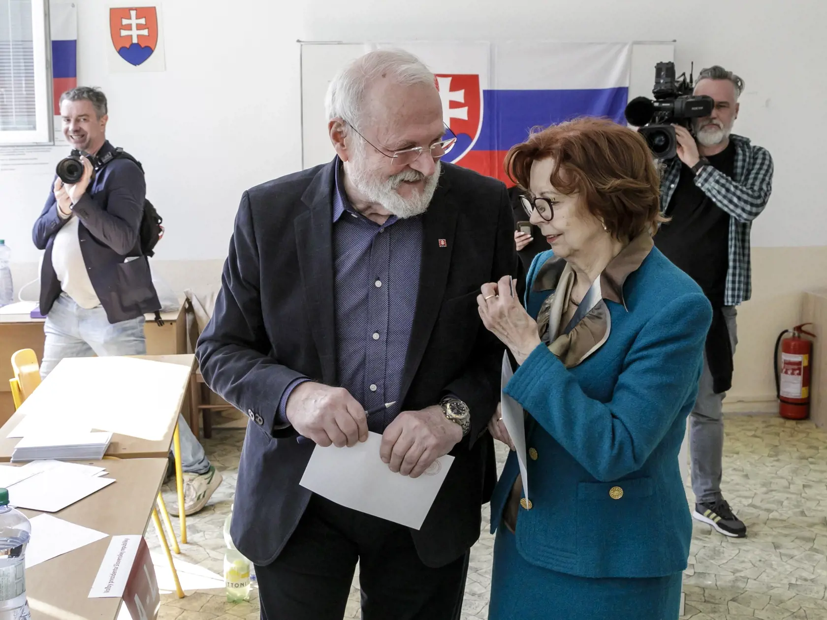Na Slovensku sa v sobotu začali voľby prezidenta Slovenskej republiky. Voľby prezidenta sú dvojkolové a občania si v prvom kole môžu vybrať z deviatich kandidátov. Na snímke bývalý prezident SR Ivan Gašparovič s manželkou Silviou Gašparovičovou vo volebnej miestnosti v prvom kole prezidentských volieb v Bratislave 23. marca 2024. FOTO TASR - Dano Veselský