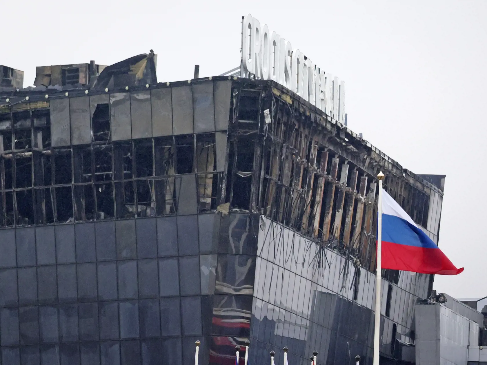 JB 27 Moskva - Pohľad na zhorenú budovu koncertnej sály Crocus City Hall po teroristickom útoku v západnej časti Moskvy 23. marca 2024. Pri piatkovom útoku ozbrojencov na koncertnú halu na predmestí Moskvy zahynulo najmenej 93 ľudí, uviedol v sobotu ruský vyšetrovací výbor. Pôvodne uvádzaný počet obetí bol viac ako 40, informuje agentúra AFP s odvolaním sa na ruské tlačové agentúry. "Momentálne sa obhliadajú telá zosnulých. Predbežne sa zistilo, že pri teroristickom útoku zomrelo viac ako 60 ľu