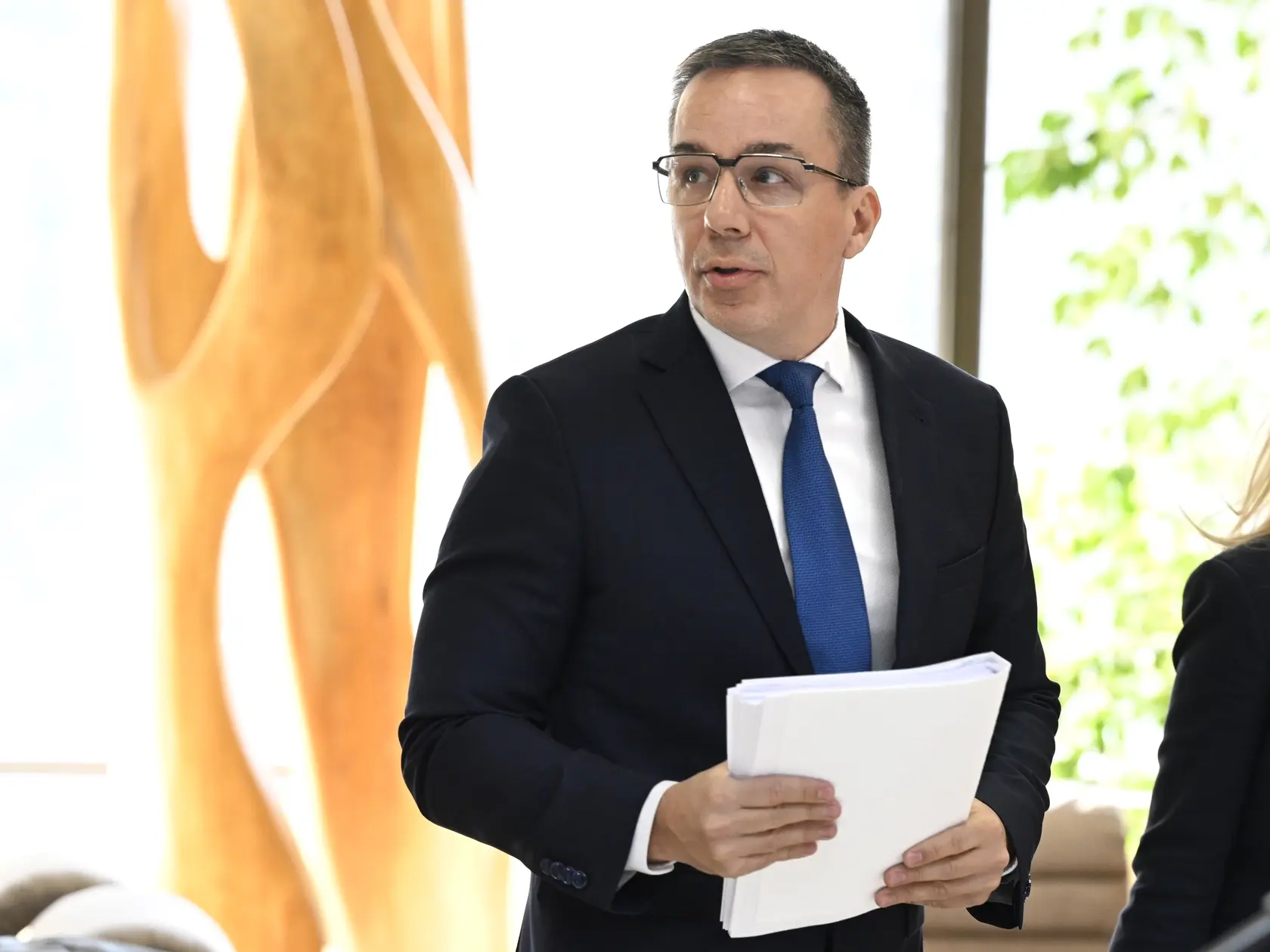 Na snímke minister práce, sociálnych vecí a rodiny SR Erik Tomáš (HLAS-SD) prichádza na rokovanie vlády SR v Bratislave v stredu 5. marca 2025. 