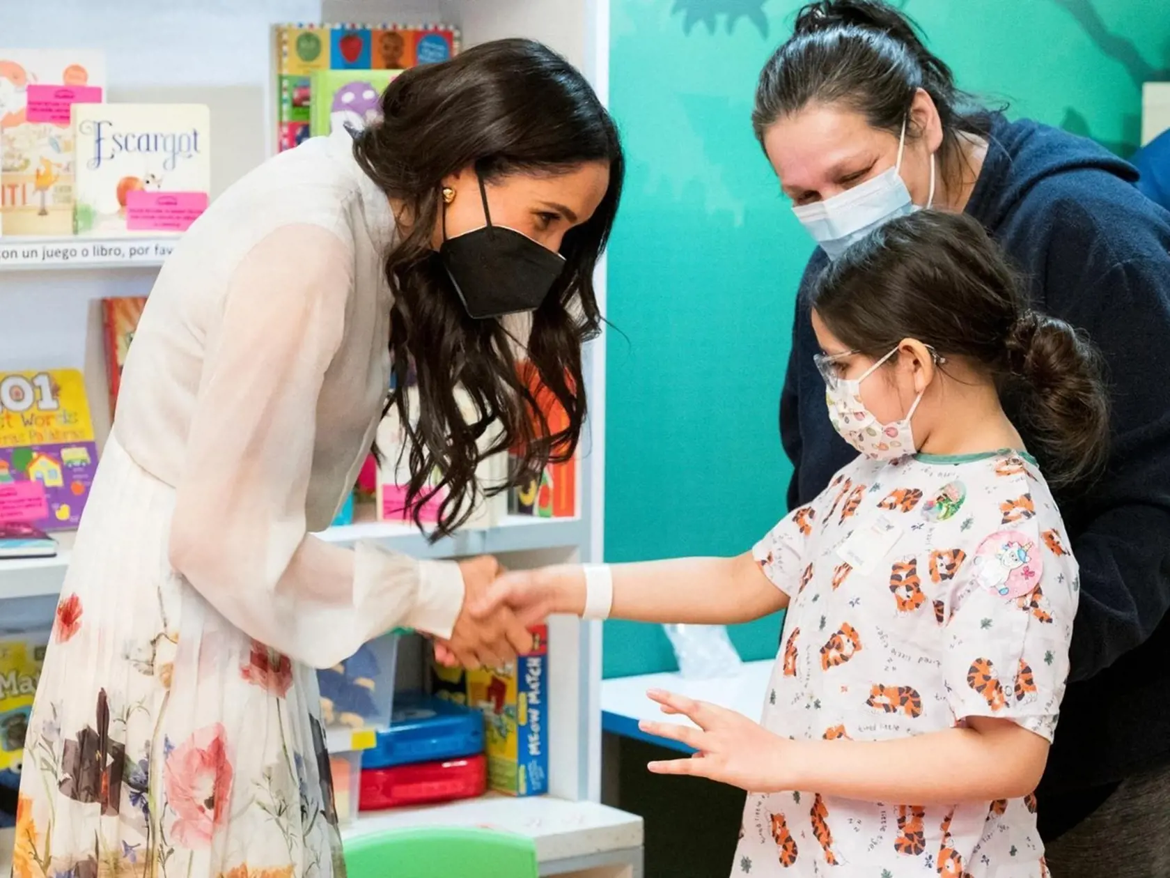 Meghan si obliekla nežné kvetinkové šaty a balerínky.