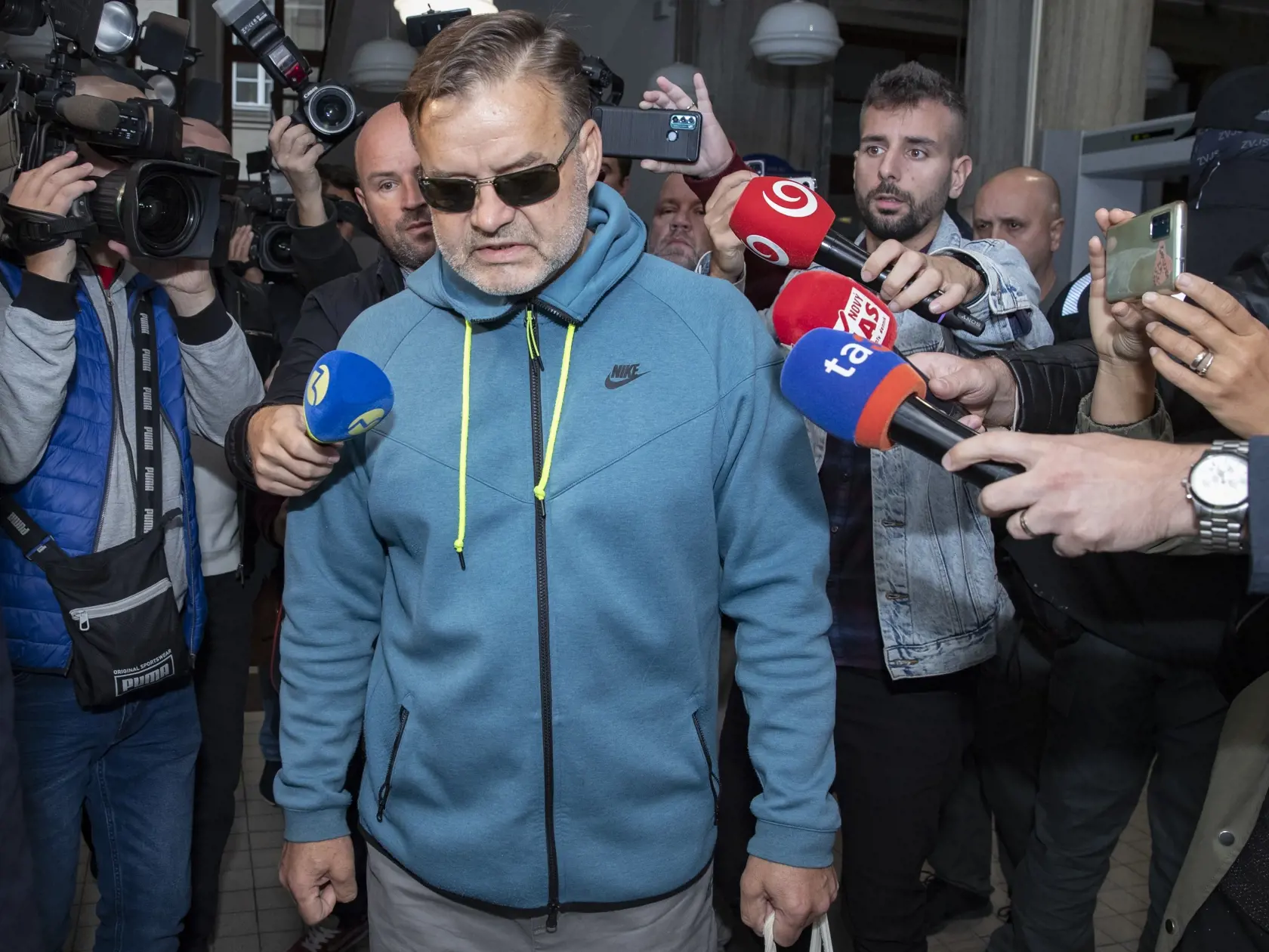 Dušan Dědeček, ktorých spôsobil dopravnou nehodou na Zochovej ulici v Bratislave smrť 5 ľudí sa opätovne postavil pred sú, ktorý rozhoduje o jeho vzatí do väzby. 