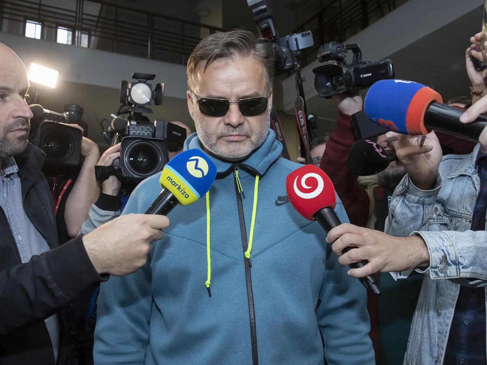 Dušan Dědeček, ktorých spôsobil dopravnou nehodou na Zochovej ulici v Bratislave smrť 5 ľudí sa opätovne postavil pred sú, ktorý rozhoduje o jeho vzatí do väzby. 