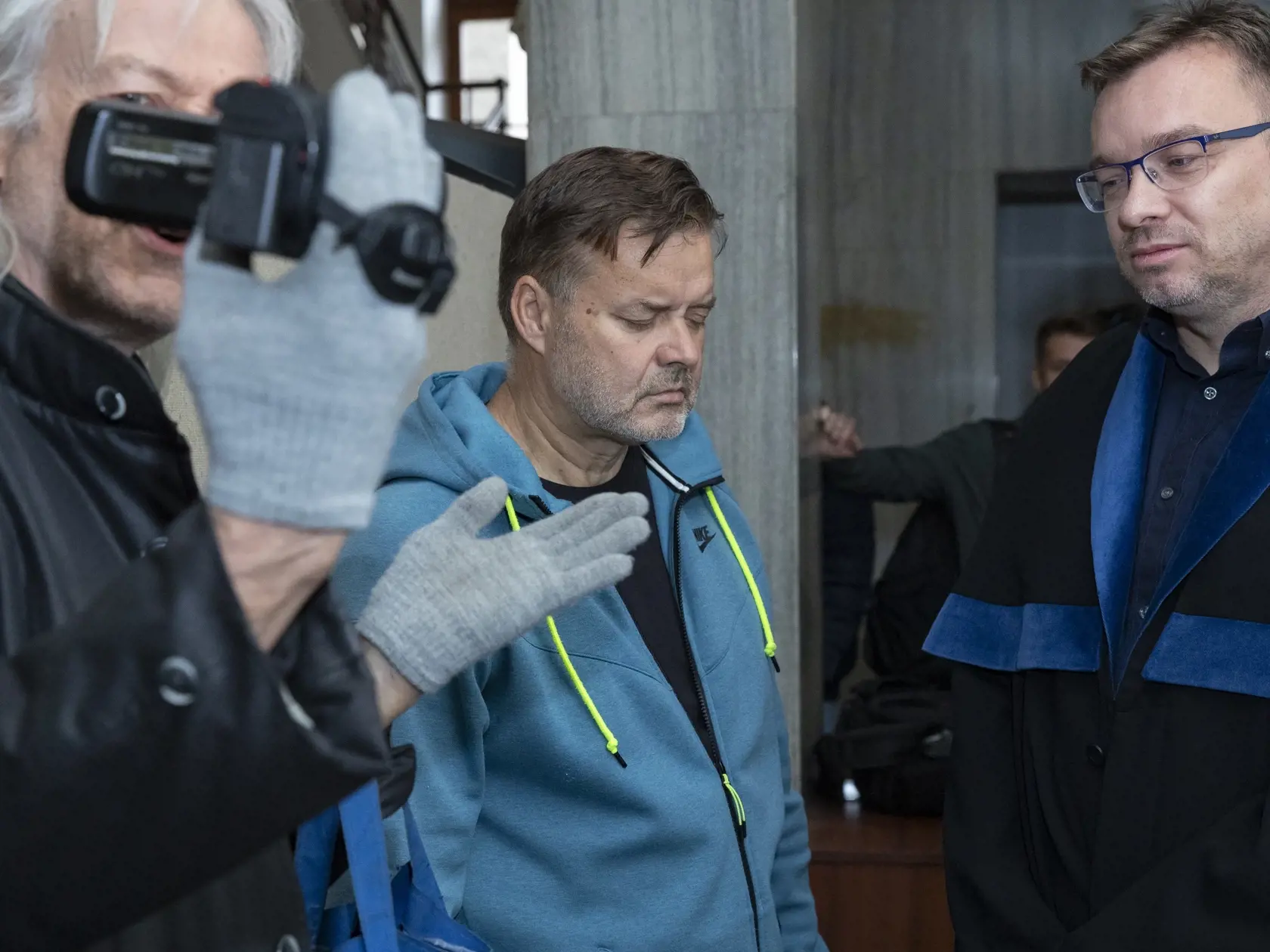 Dušan Dědeček, ktorých spôsobil dopravnou nehodou na Zochovej ulici v Bratislave smrť 5 ľudí sa opätovne postavil pred sú, ktorý rozhoduje o jeho vzatí do väzby. 