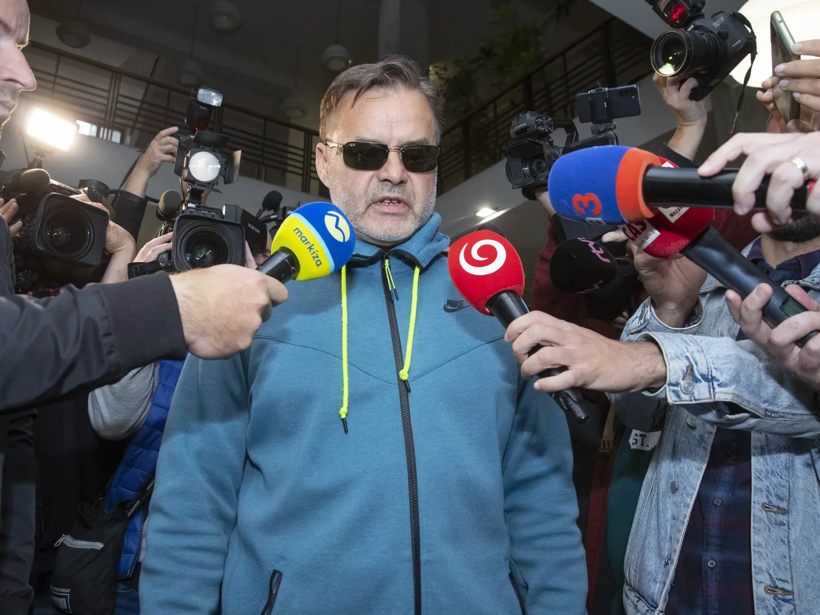 Dušan Dědeček, ktorých spôsobil dopravnou nehodou na Zochovej ulici v Bratislave smrť 5 ľudí sa opätovne postavil pred sú, ktorý rozhoduje o jeho vzatí do väzby. 