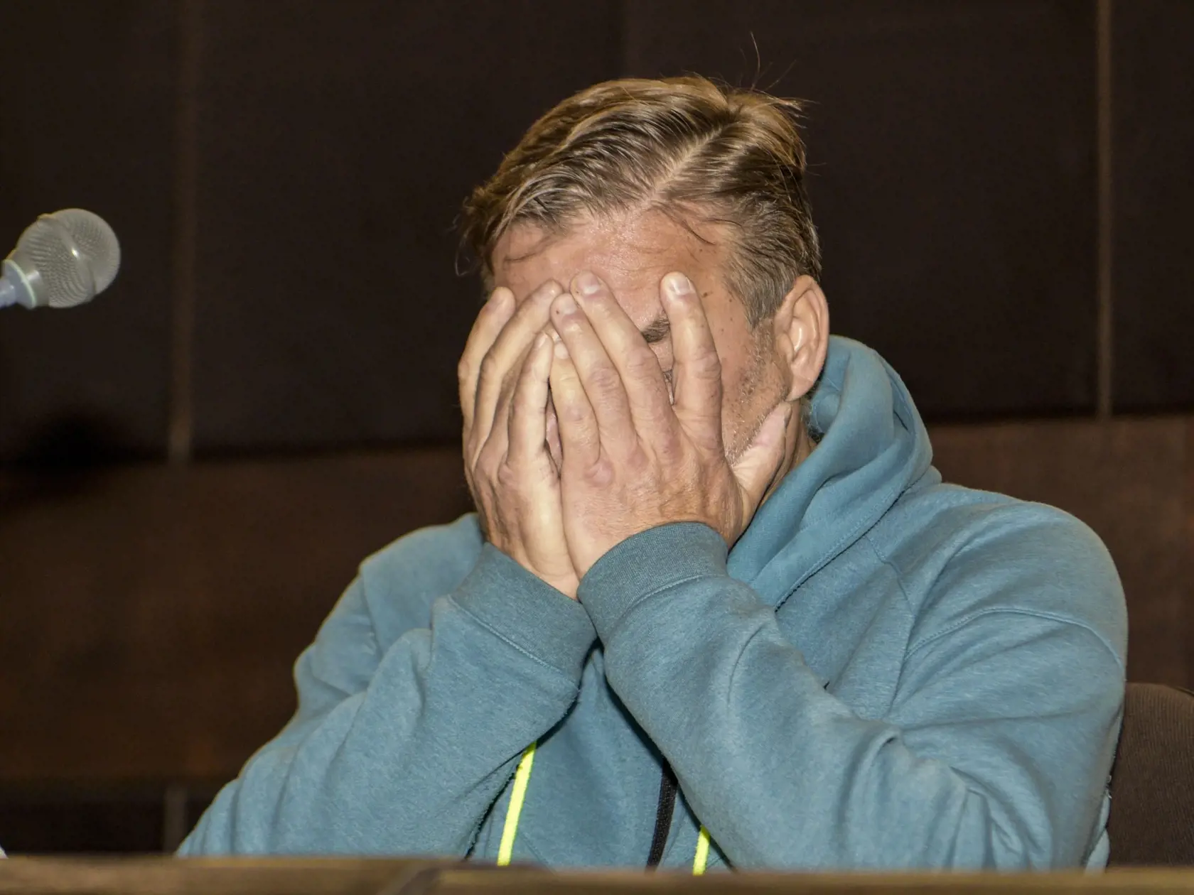 Na snímke obvinený Dušan D. na Krajskom súde v Bratislave 14. októbra 2022.  Bratislavský krajský súd začal v piatok doobeda rozhodovať o sťažnosti prokurátora proti minulotýždňovému rozhodnutiu prvostupňového súdu nevziať do väzby Dušana D., ktorý v nedeľu 2. októbra spôsobil tragickú dopravnú nehodu v centre Bratislavy. Obvinený je na verejnom zasadnutí prítomný. FOTO TASR - Pavol Zachar