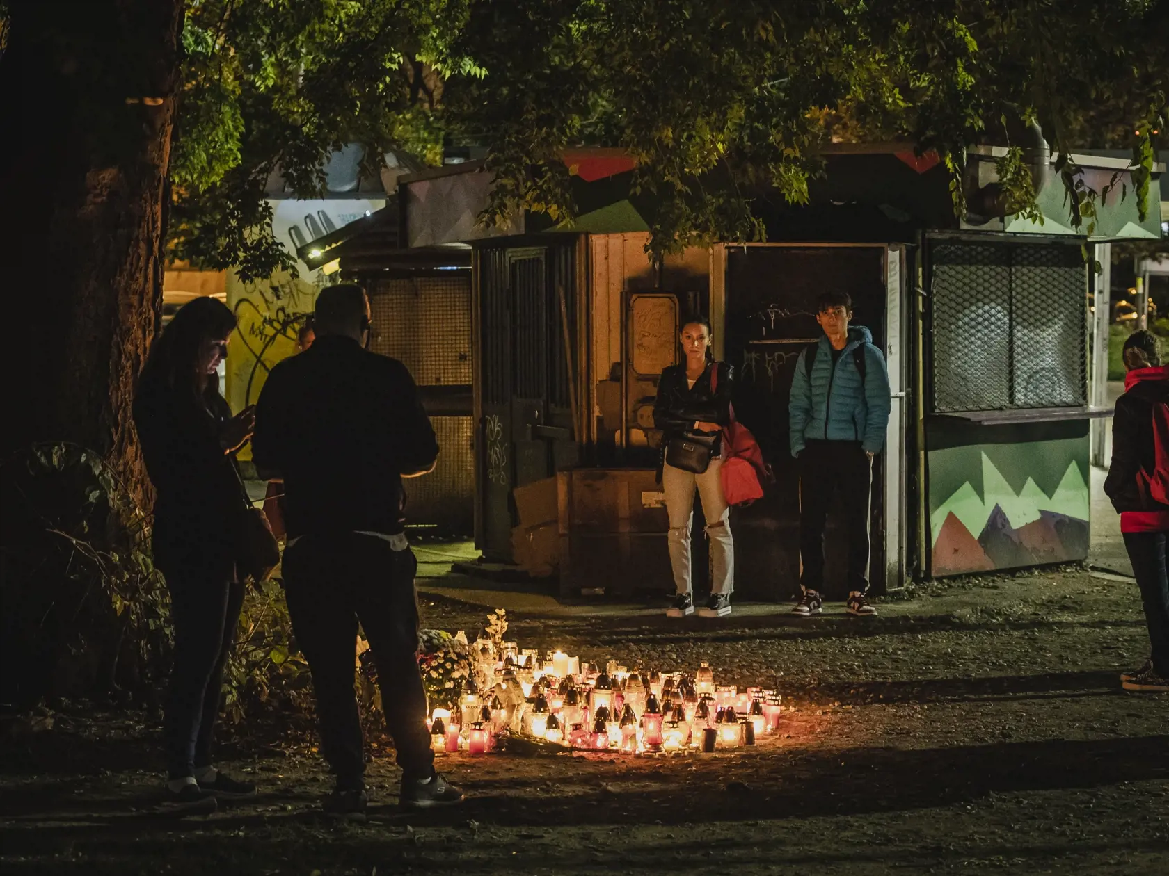 Na snímke pietna sviečková spomienka na bratislavskej autobusovej zastávke Zochova, na ktorej došlo v noci 2.10.2022 k tragickej dopravnej nehode, pri ktorej zahynulo minimálne 5 osôb. Za volantom vozidla, ktoré nehodu spôsobilo, sedel generálny sekretár Deaflympijského výboru Slovenska Dušan Dědeček.