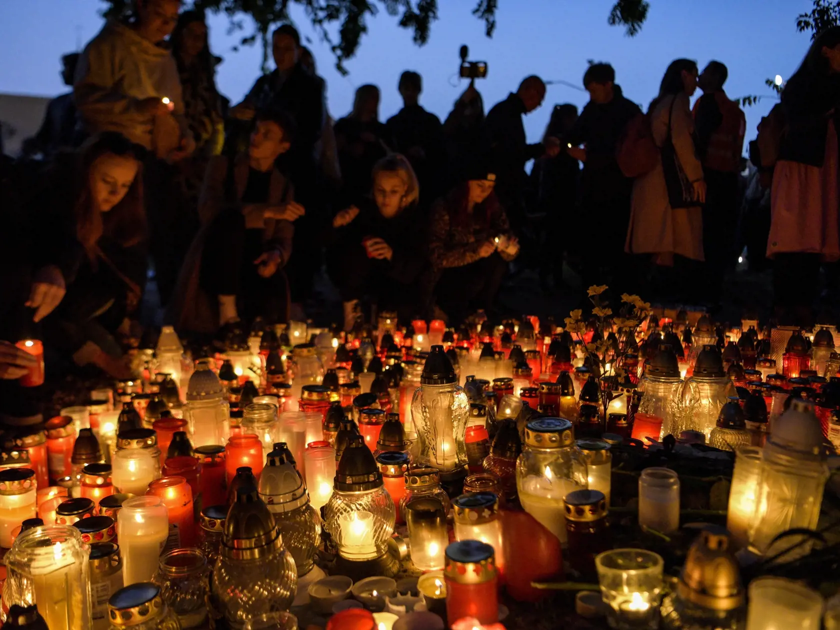 Na snímke účastníci pochodu na pamiatku obetí nedeľnej tragickej nehody, ktorý zorganizovala Cyklokoalícia a Znepokojené matky. Spomienka sa začala pred Úradom vlády SR a neskôr sa sprievod posunul k miestu tragickej nehody na zastávku Zochova, kde spoločne zapálili sviečky na pamiatku obetí  4. októbra 2022 v Bratislave. FOTO TASR - Pavol Zachar