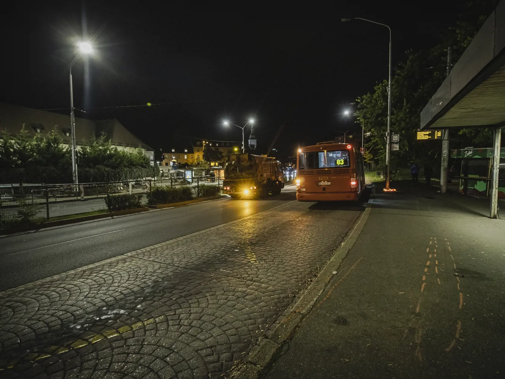 Na snímke pietna sviečková spomienka na bratislavskej autobusovej zastávke Zochova, na ktorej došlo v noci 2.10.2022 k tragickej dopravnej nehode, pri ktorej zahynulo minimálne 5 osôb. Za volantom vozidla, ktoré nehodu spôsobilo, sedel generálny sekretár Deaflympijského výboru Slovenska Dušan Dědeček.