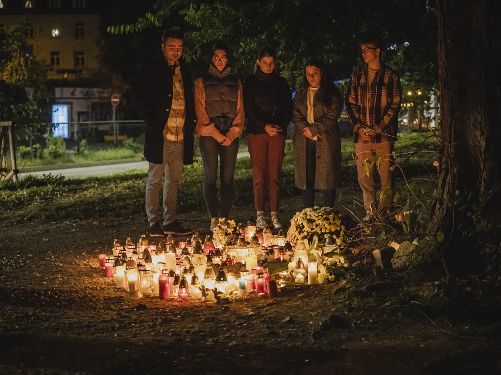 Na snímke pietna sviečková spomienka na bratislavskej autobusovej zastávke Zochova, na ktorej došlo v noci 2.10.2022 k tragickej dopravnej nehode, pri ktorej zahynulo minimálne 5 osôb. Za volantom vozidla, ktoré nehodu spôsobilo, sedel generálny sekretár Deaflympijského výboru Slovenska Dušan Dědeček.