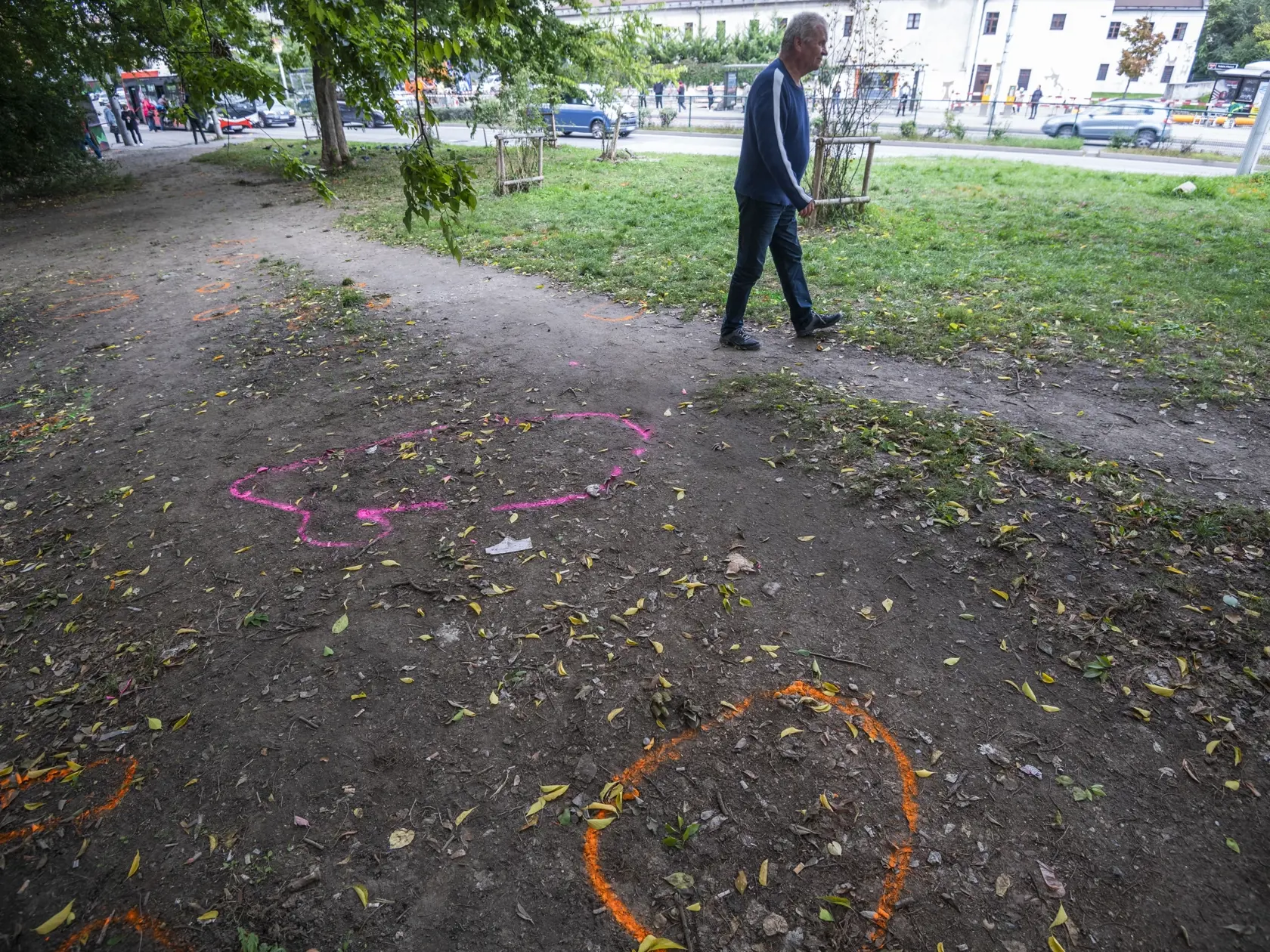 Na snímke vyznačené stopy po tragickej nehode osobného vozidla, ktoré vrazilo v nedeľu neskoro večer do ľudí na zastávke MHD Zochova v smere do Petržalky v centre Bratislavy v pondelok 3. októbra 2022. Nehoda si vyžiadala piatich mŕtvych a päť zranených. FOTO TASR - Jaroslav Novák

