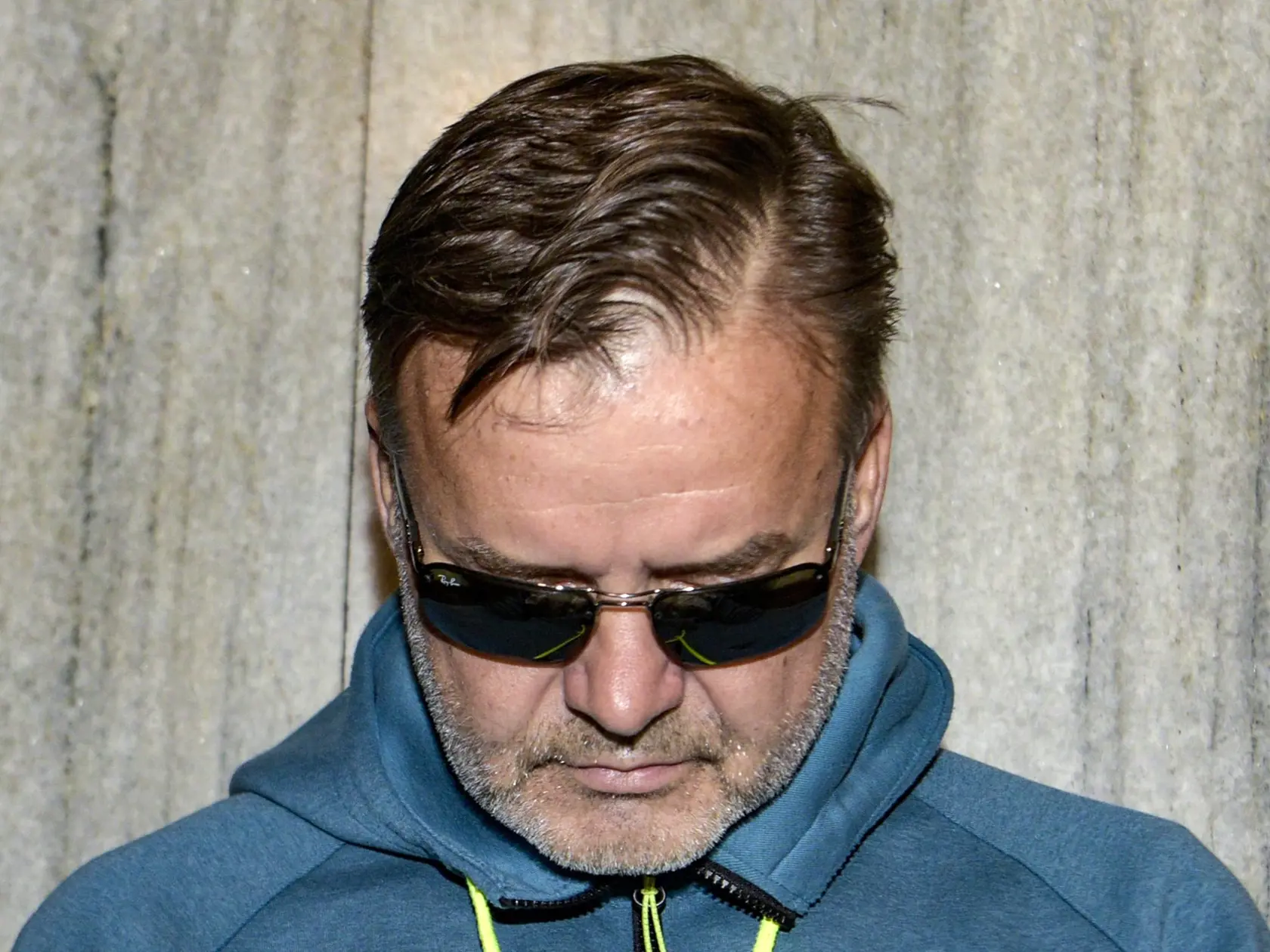 Na snímke obvinený Dušan D. prichádza na verejné zasadnutie na Krajský súd v Bratislave 14. októbra 2022.  Bratislavský krajský súd začal v piatok doobeda rozhodovať o sťažnosti prokurátora proti minulotýždňovému rozhodnutiu prvostupňového súdu nevziať do väzby Dušana D., ktorý v nedeľu 2. októbra spôsobil tragickú dopravnú nehodu v centre Bratislavy. Obvinený je na verejnom zasadnutí prítomný. FOTO TASR - Pavol Zachar