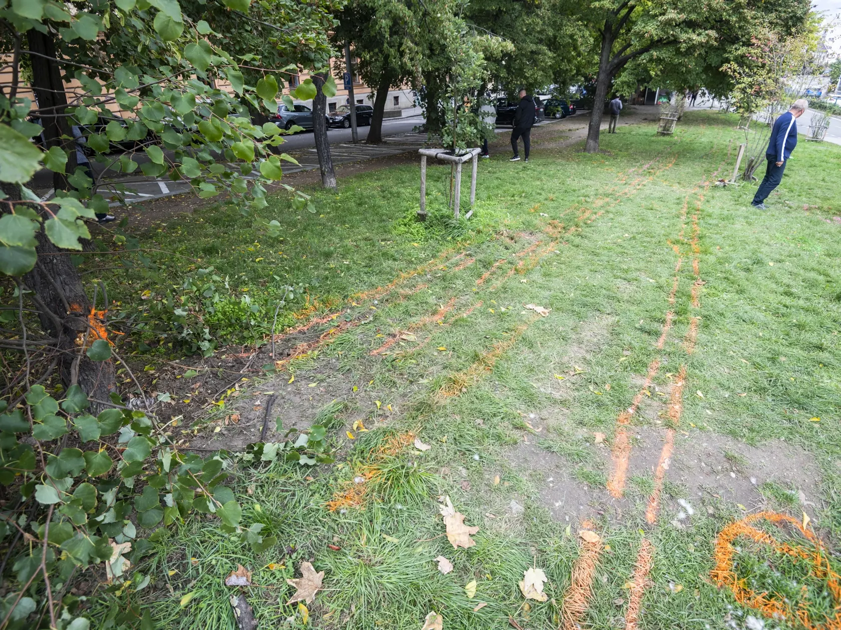 Na snímke miesto zastavenia osobného vozidla, ktoré vrazilo v nedeľu neskoro večer do ľudí na zastávke MHD Zochova v smere do Petržalky v centre Bratislavy v pondelok 3. októbra 2022. Nehoda si vyžiadala piatich mŕtvych a päť zranených. FOTO TASR - Jaroslav Novák

