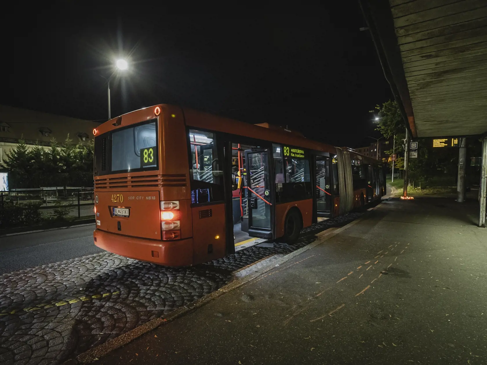 Na snímke pietna sviečková spomienka na bratislavskej autobusovej zastávke Zochova, na ktorej došlo v noci 2.10.2022 k tragickej dopravnej nehode, pri ktorej zahynulo minimálne 5 osôb. Za volantom vozidla, ktoré nehodu spôsobilo, sedel generálny sekretár Deaflympijského výboru Slovenska Dušan Dědeček.