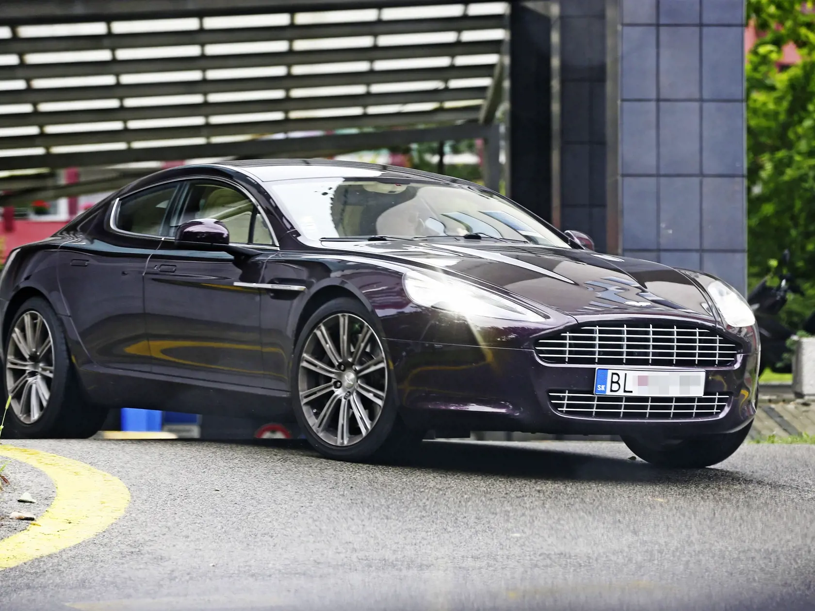 Na štýlovom aute Aston Martin sme ho stretli v uliciach Bratislavy už v roku 2018.
