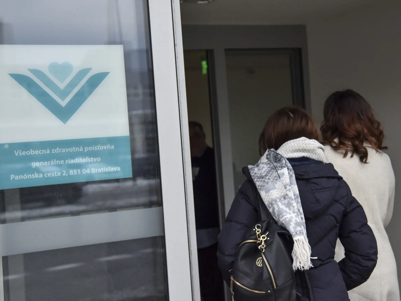 Napriek miliónom od štátu a súkromných poisťovní, je VšZP v strate.