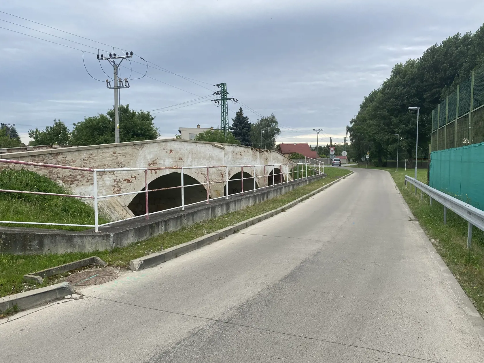 Most vedúci k leopoldovskej väznici je iba pre peších, postavili ho v časoch, keď stavali obrannú pevnosť, ktorú neskôr prestavali na väzenie.