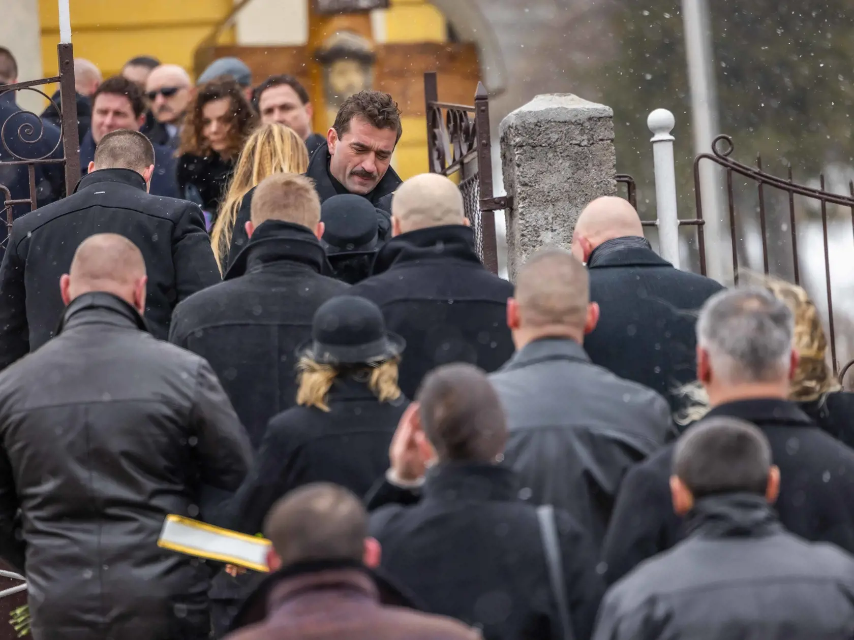 Nakrúcanie scény pohrebu mafiánovho brata Vladimíra v Telgárte, rodnej obci Mikuláša Černáka.